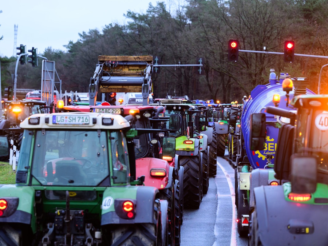 Landwirte und Landwirtinnen blockieren bei einer Protestaktion mit ihren Treckern eine Autobahn-Auffahrt.