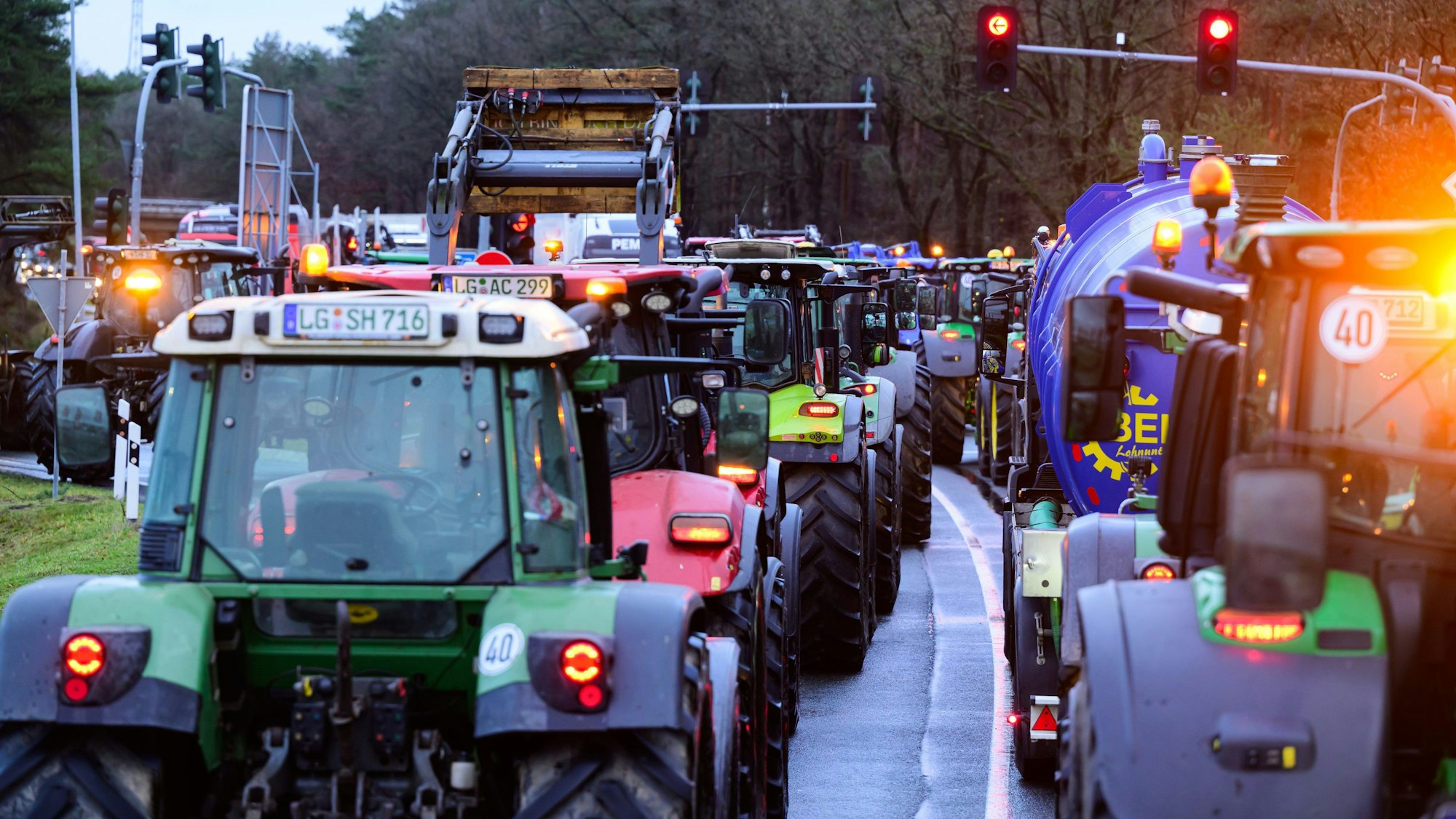 Landwirte und Landwirtinnen blockieren bei einer Protestaktion mit ihren Treckern eine Autobahn-Auffahrt.