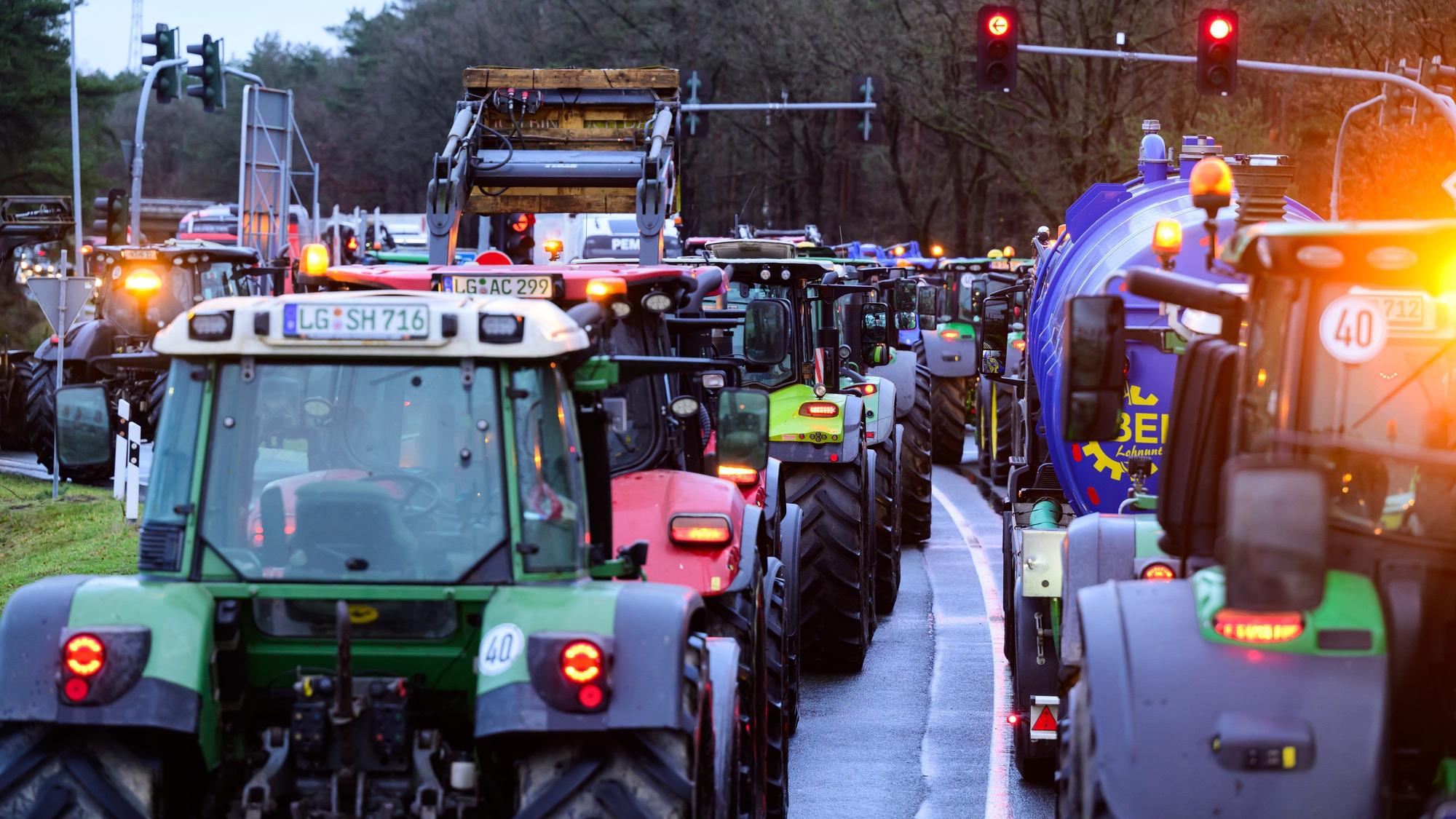 Landwirte und Landwirtinnen blockieren bei einer Protestaktion mit ihren Treckern eine Autobahn-Auffahrt.