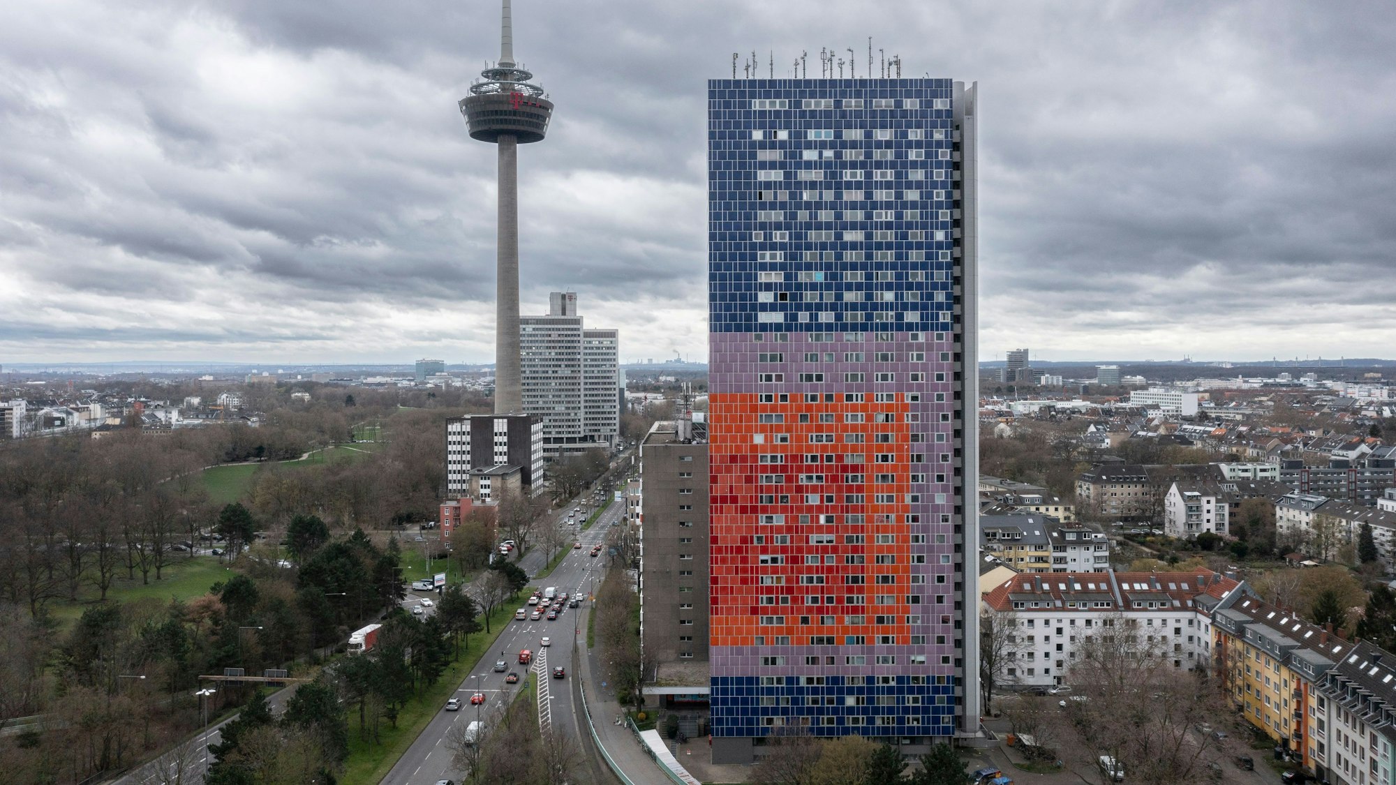 Blick auf das Herkules-Hochhaus und den Fernsehturm Colonius