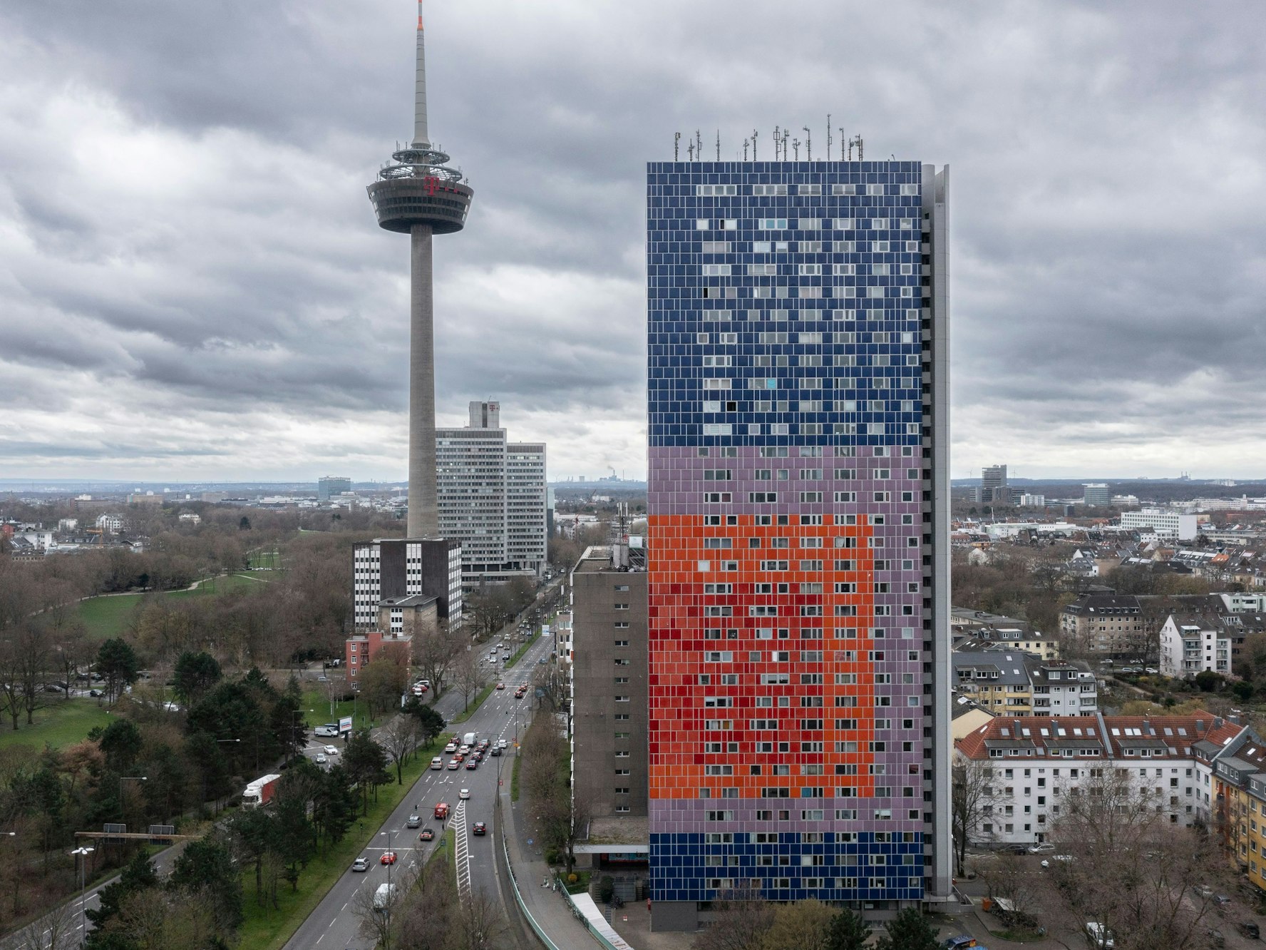 Blick auf das Herkules-Hochhaus und den Fernsehturm Colonius.