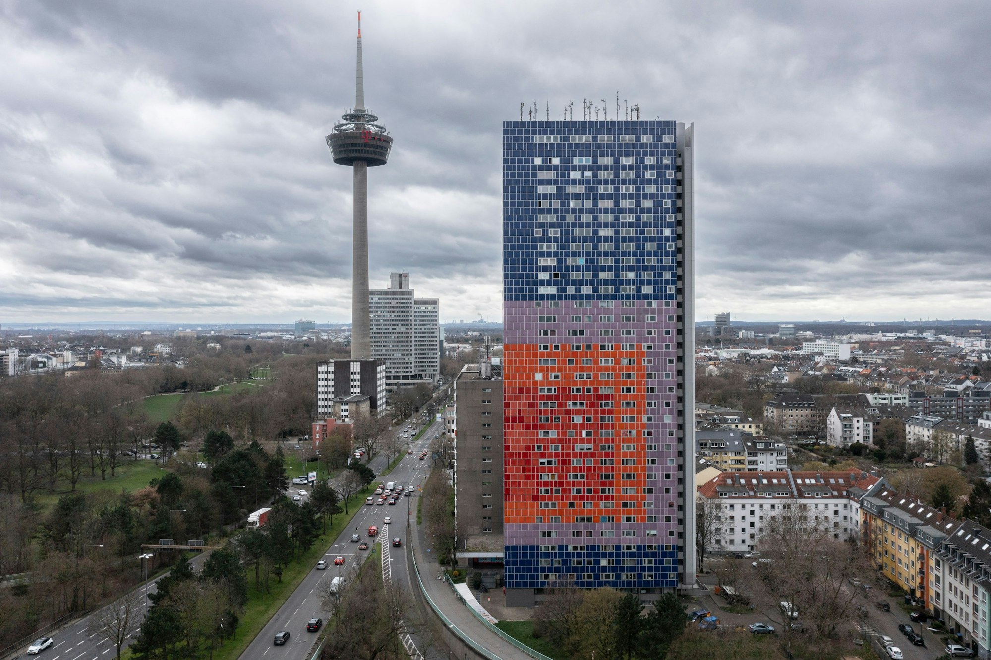 23.03.2023, Köln: Blick auf das Herkules-Hochhaus und den Fernsehturm Colonius. Foto: Uwe Weiser