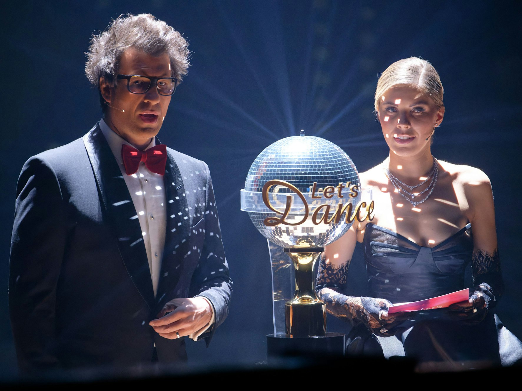 Die Moderatoren Daniel Hartwich und Victoria Swarovski stehen neben der Trophäe beim Finale der RTL Live-Tanzshow "Let's Dance" im Studio.