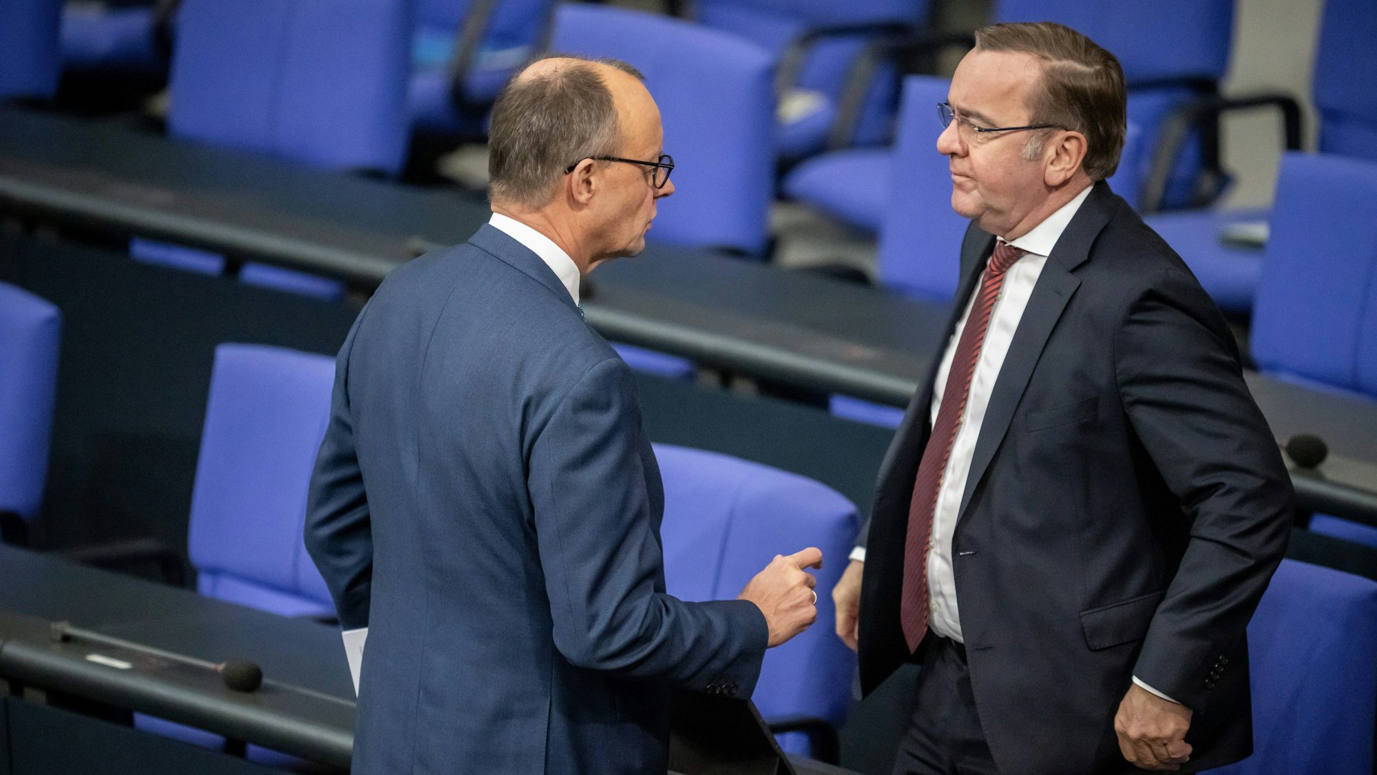 CDU-Chef Friedrich Merz (links) und Verteidigungsminister Boris Pistorius (SPD) am 13. Dezember im Bundestag.