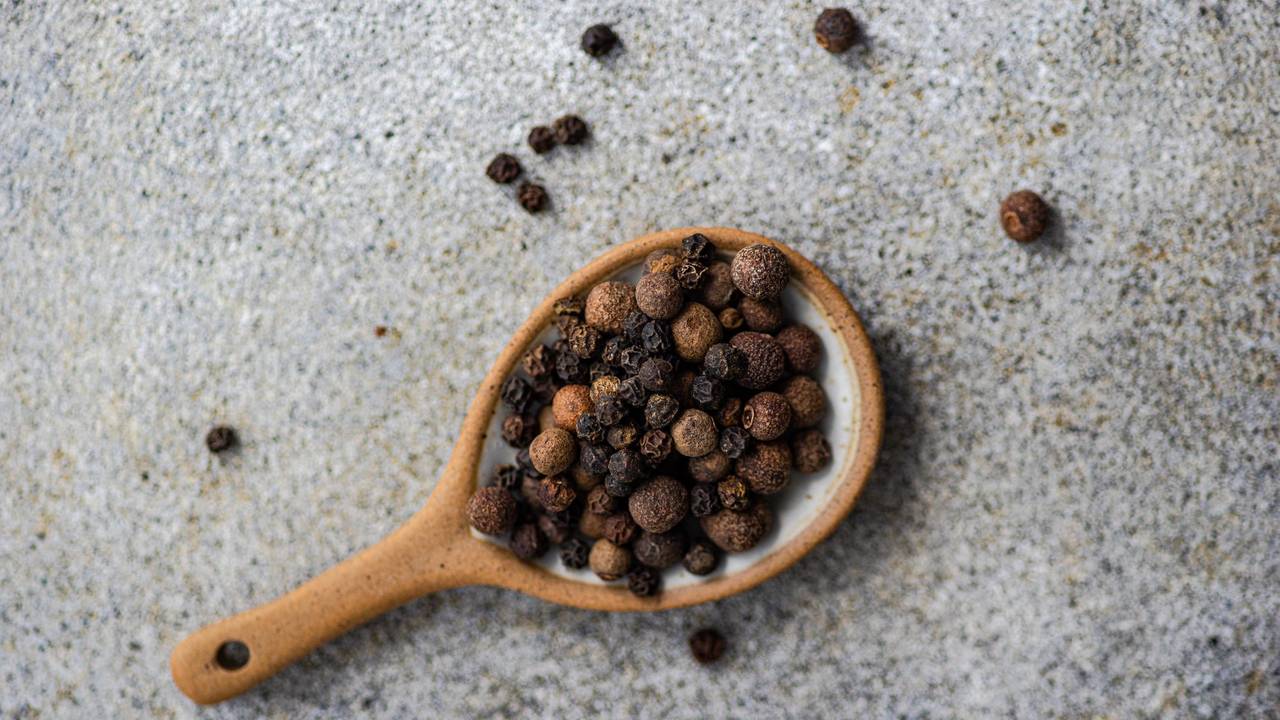 Schwarzer Pfeffer auf einem Holzlöffel