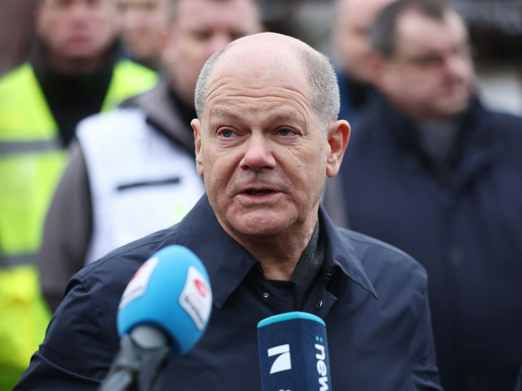 Bundeskanzler Olaf Scholz (SPD) gibt beim Besuch der zentralen Sandsackbefüllungsanlage in Berga am 4. Januar Statements ab.