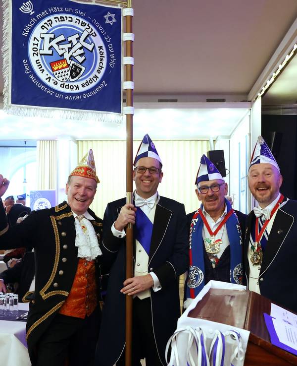Präsentation der neuen Flagge der Kölschen Kippa Köpp.