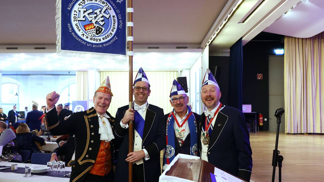 Präsentation der neuen Flagge der Kölschen Kippa Köpp.