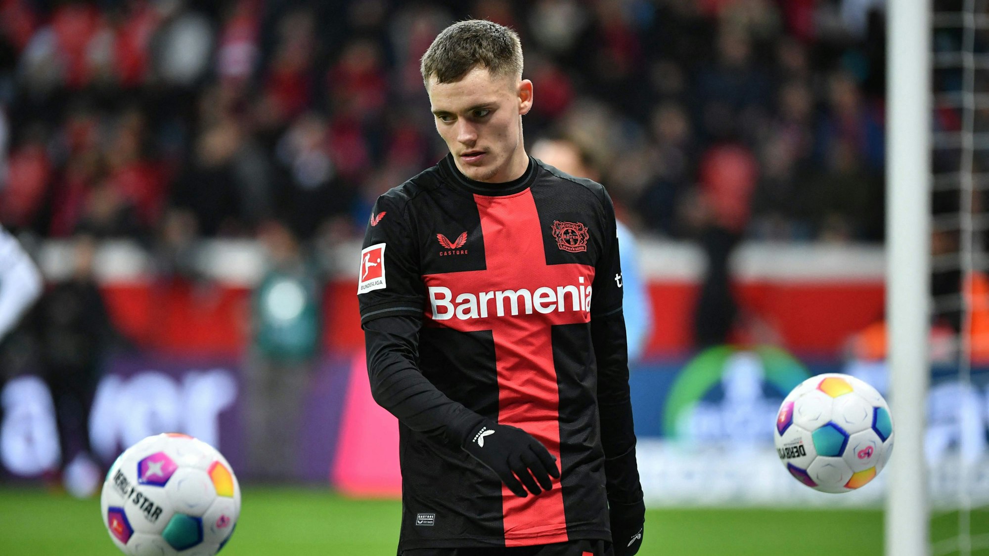 Florian Wirtz steht im Spiel für Bayer Leverkusen auf dem Platz.