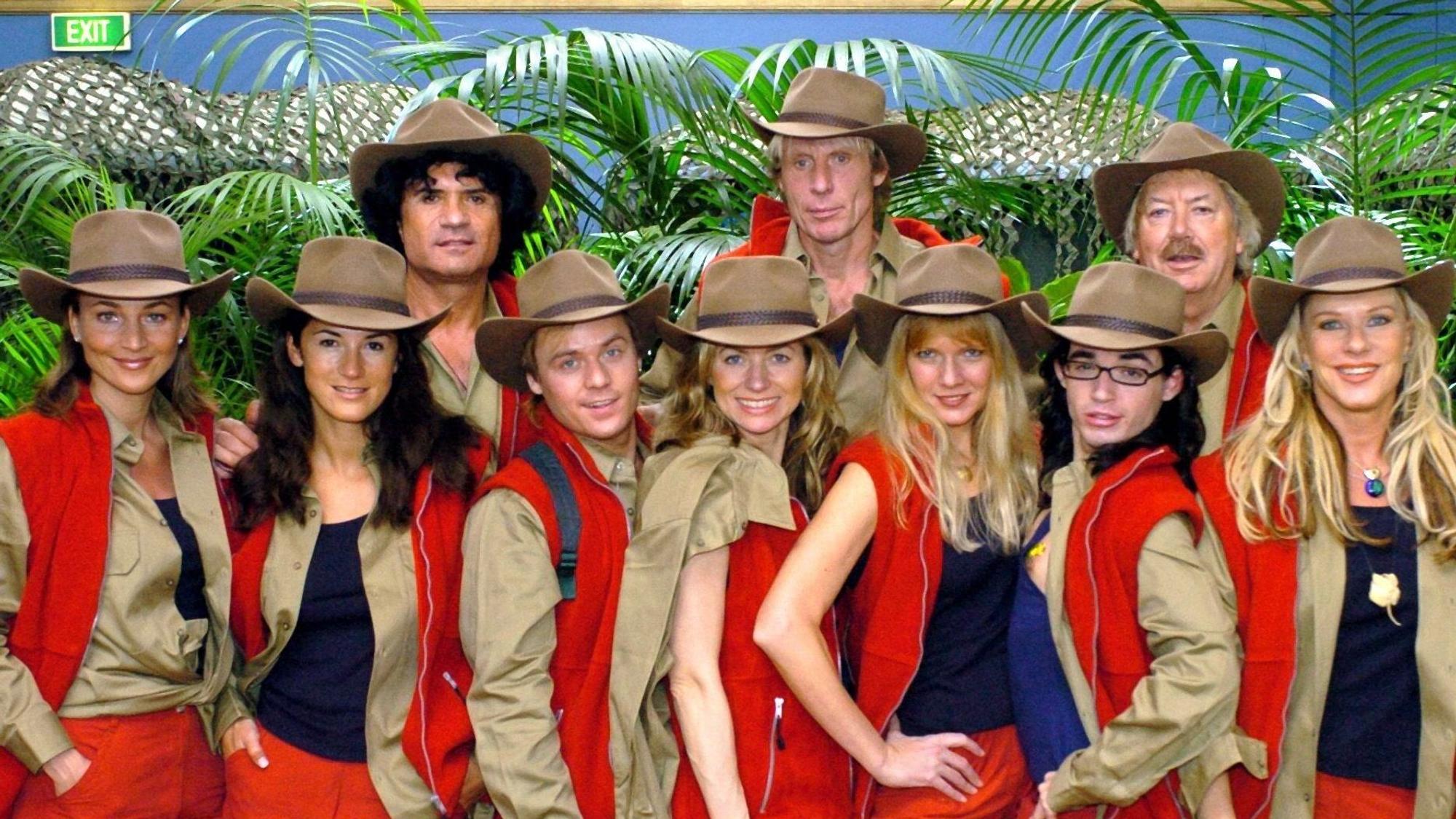 Die prominenten Teilnehmer der RTL-Show "Ich bin ein Star - holt mich hier raus", (v.l.) Caroline Beil, Mariella Ahrens, Costa Cordalis, Dustin Semmelrogge, Susan Stahnke, Carlo Thränhardt, Antonia Langsdorf, Daniel Küblböck, Werner Böhm und Lisa Fitz 2004