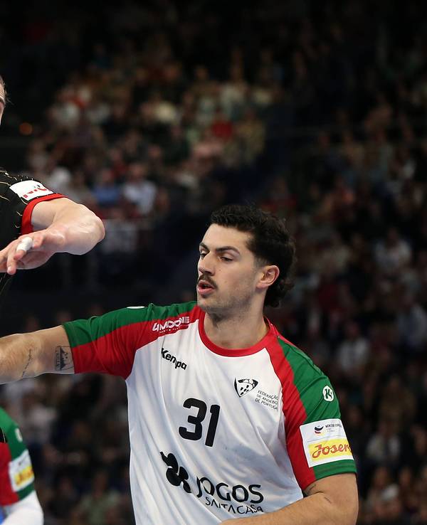 Juri Knorr (l.) gegen Salvador Salvador (r.) im Spiel (2024).