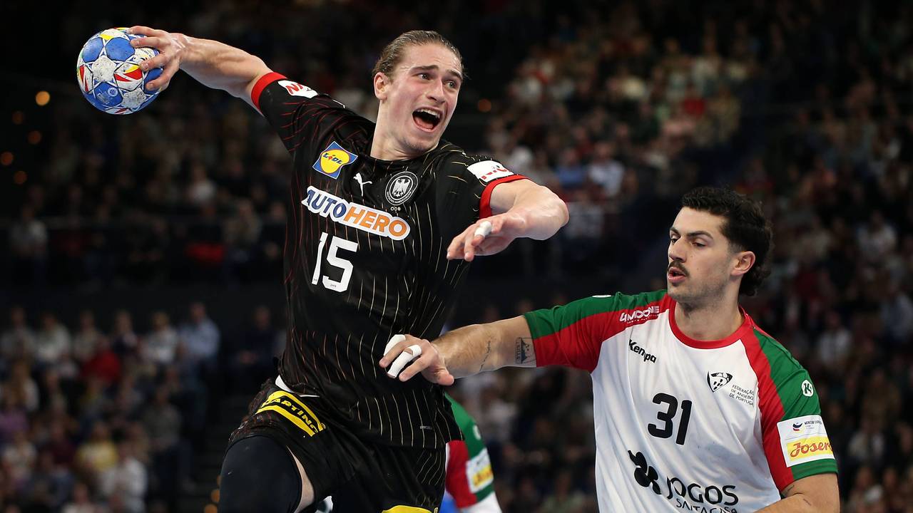 Juri Knorr (l.) gegen Salvador Salvador (r.) im Spiel (2024).