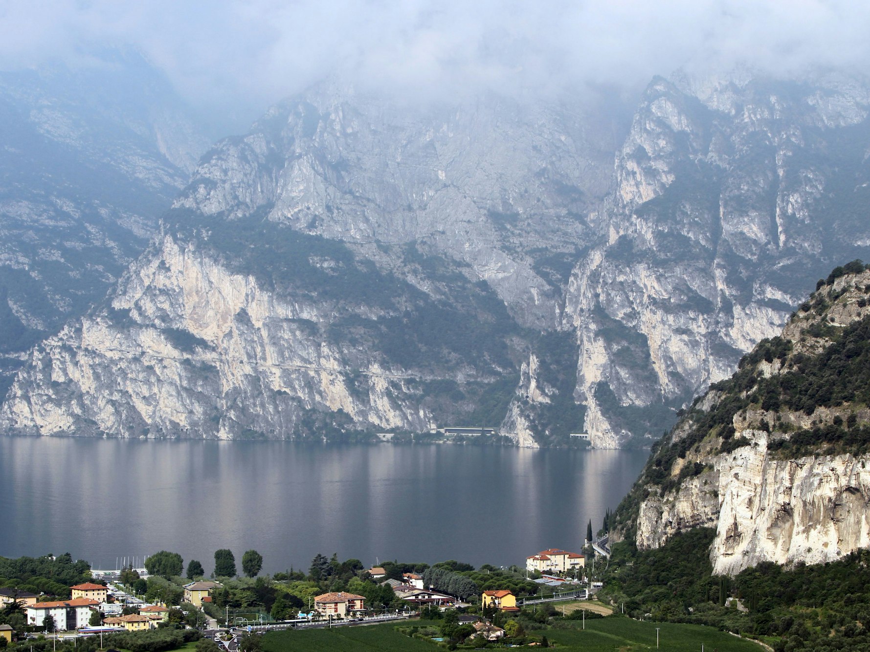 Blick von Nago (Italien) auf den Gardasee und die Gemeinde Torbole.