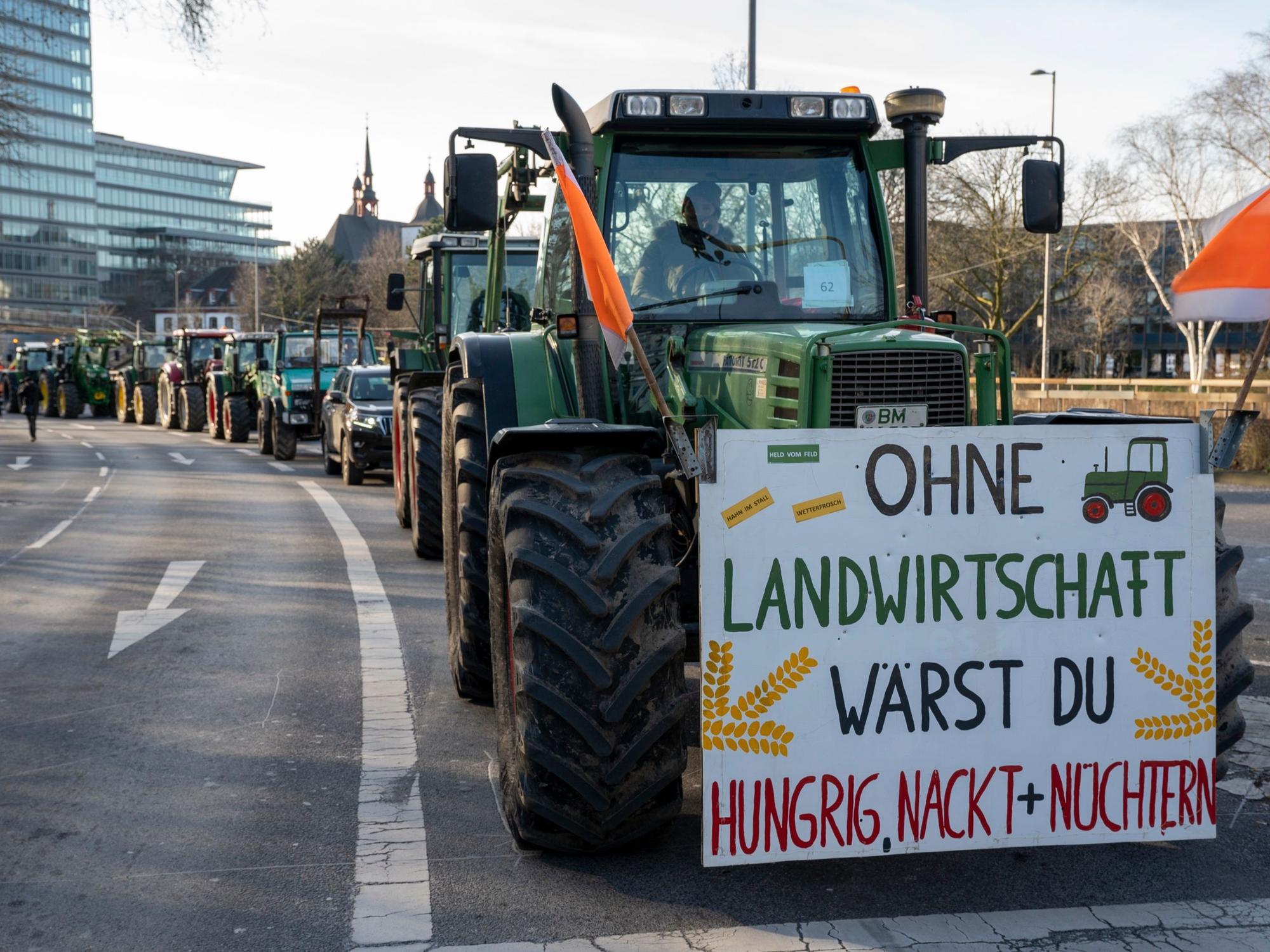 Bauern blockieren mit ihren Traktoren die Opladener Straße in Deutz.