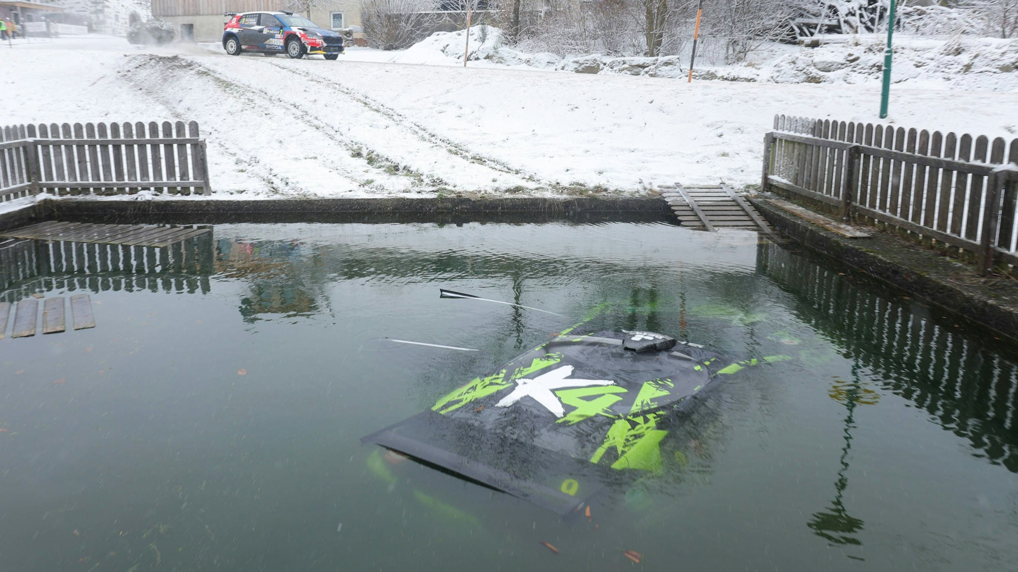 Der Rallyewagen von Johannes Keferböck dümpelt in einem Löschteich.
