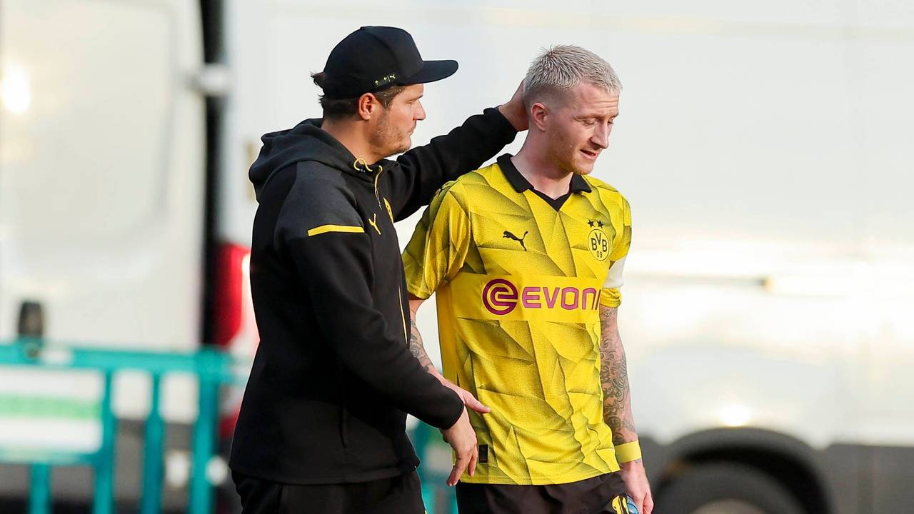Edin Terzic tätschelt Marco Reus am Hinterkopf.