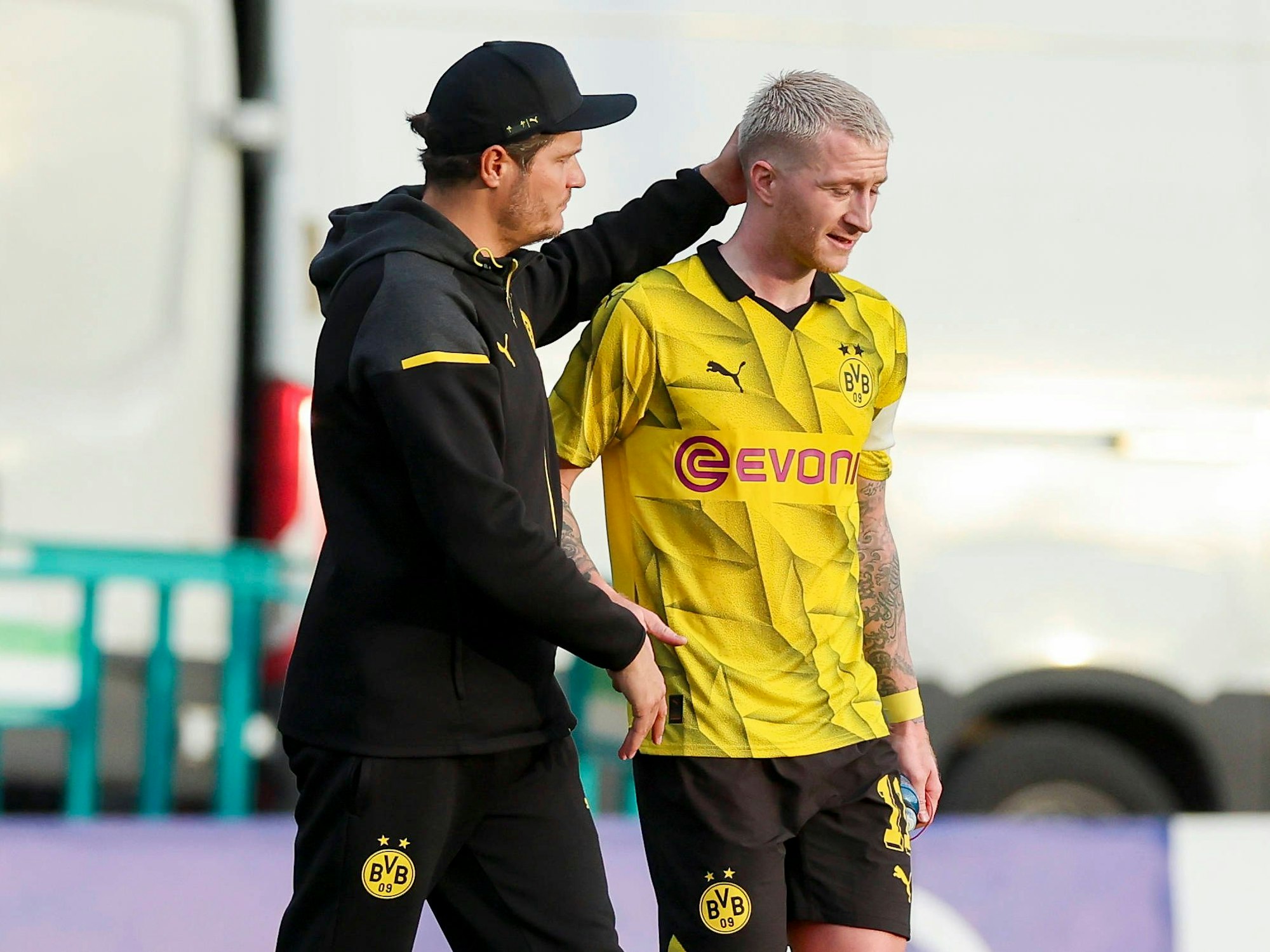 Edin Terzic tätschelt Marco Reus am Hinterkopf.