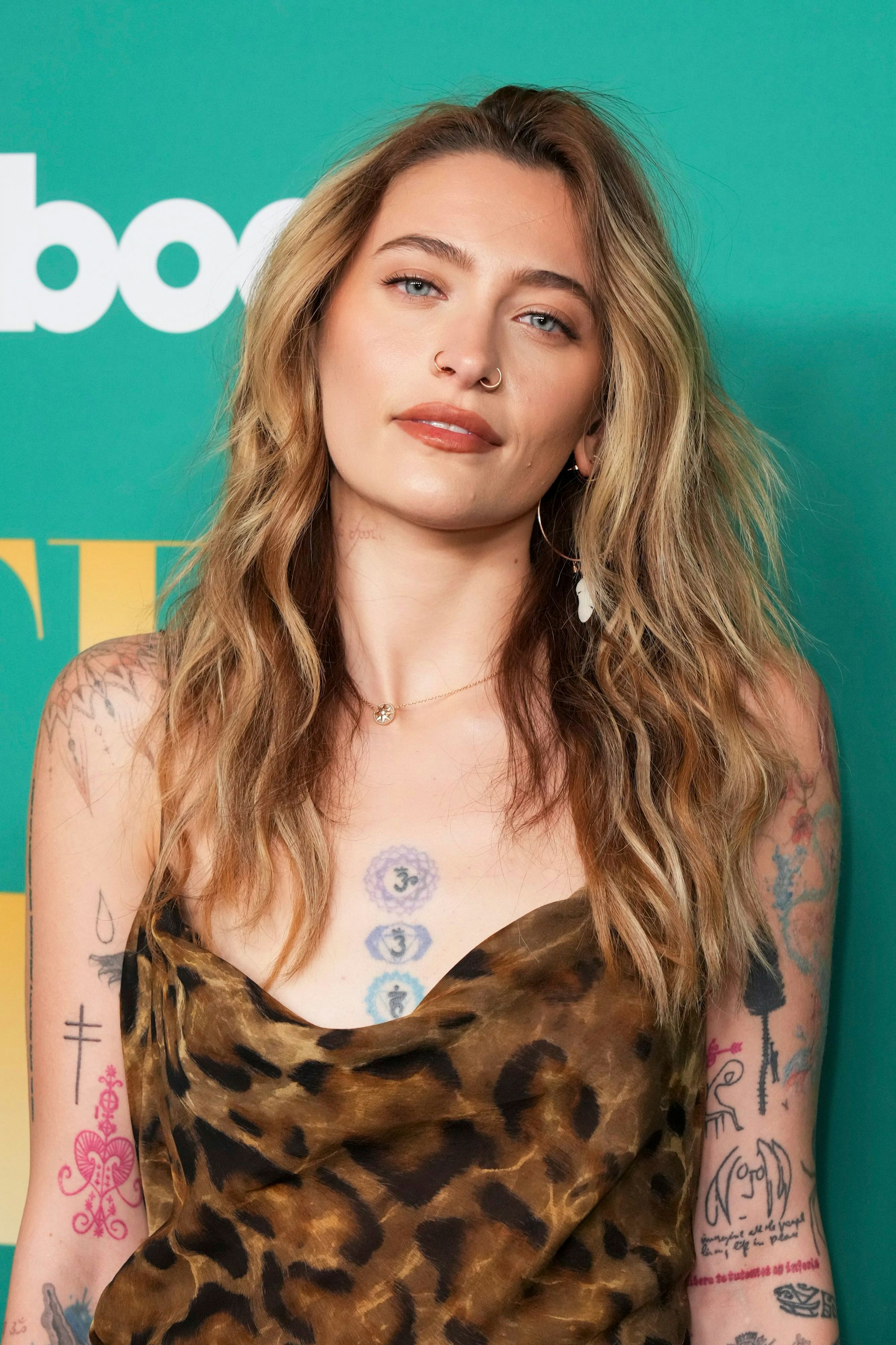 Paris Jackson zeigt in einem Kleid ihre Tattoos