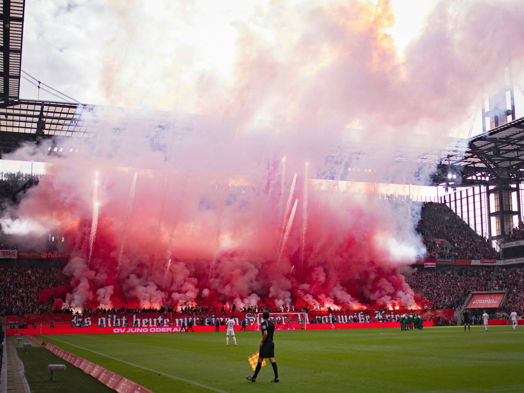 1. FC Klön: Feuerwerkskörper fliegen aus der Südkurve im Rhein-Energie-Stadion.