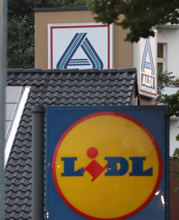 Zu Beginn des Jahres bieten viele Discounter zahlreiche Produkte günstiger an, darunter auch Lidl und Aldi. Unser Foto zeigt zwei Filialen im August 2023 in Berlin.