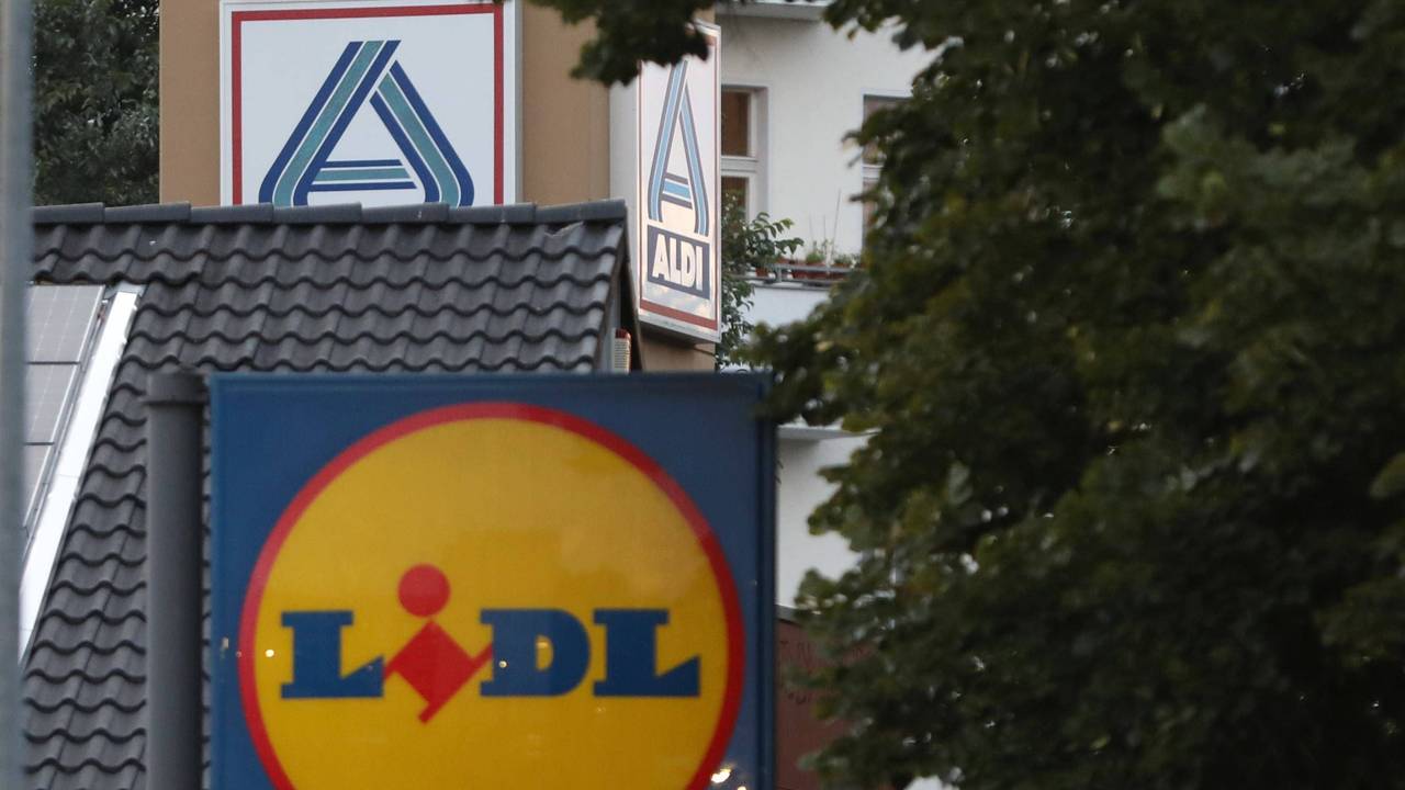 Zu Beginn des Jahres bieten viele Discounter zahlreiche Produkte günstiger an, darunter auch Lidl und Aldi. Unser Foto zeigt zwei Filialen im August 2023 in Berlin.