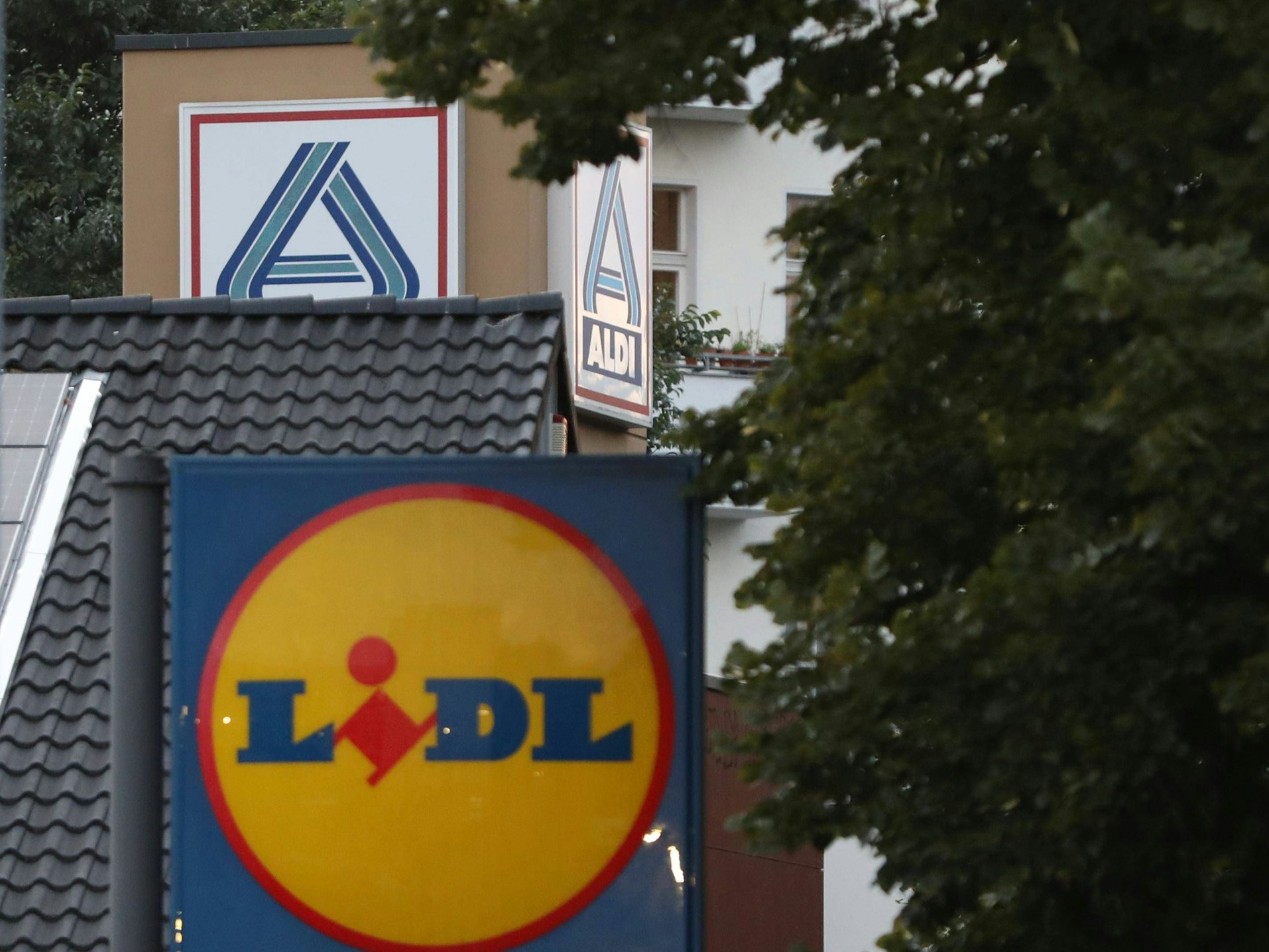 Zu Beginn des Jahres bieten viele Discounter zahlreiche Produkte günstiger an, darunter auch Lidl und Aldi. Unser Foto zeigt zwei Filialen im August 2023 in Berlin.