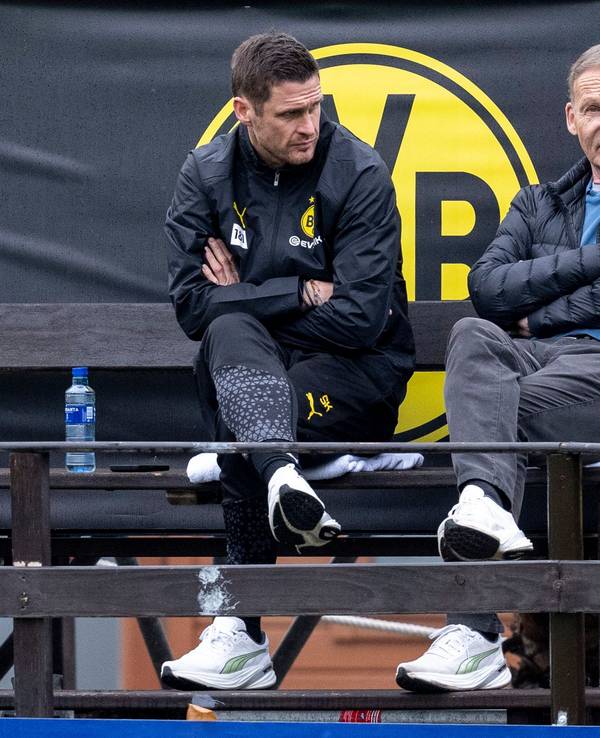 Sportdirektor Sebastian Kehl (l.) und Geschäftsführer Hans Joachim Watzke beobachten das Training.