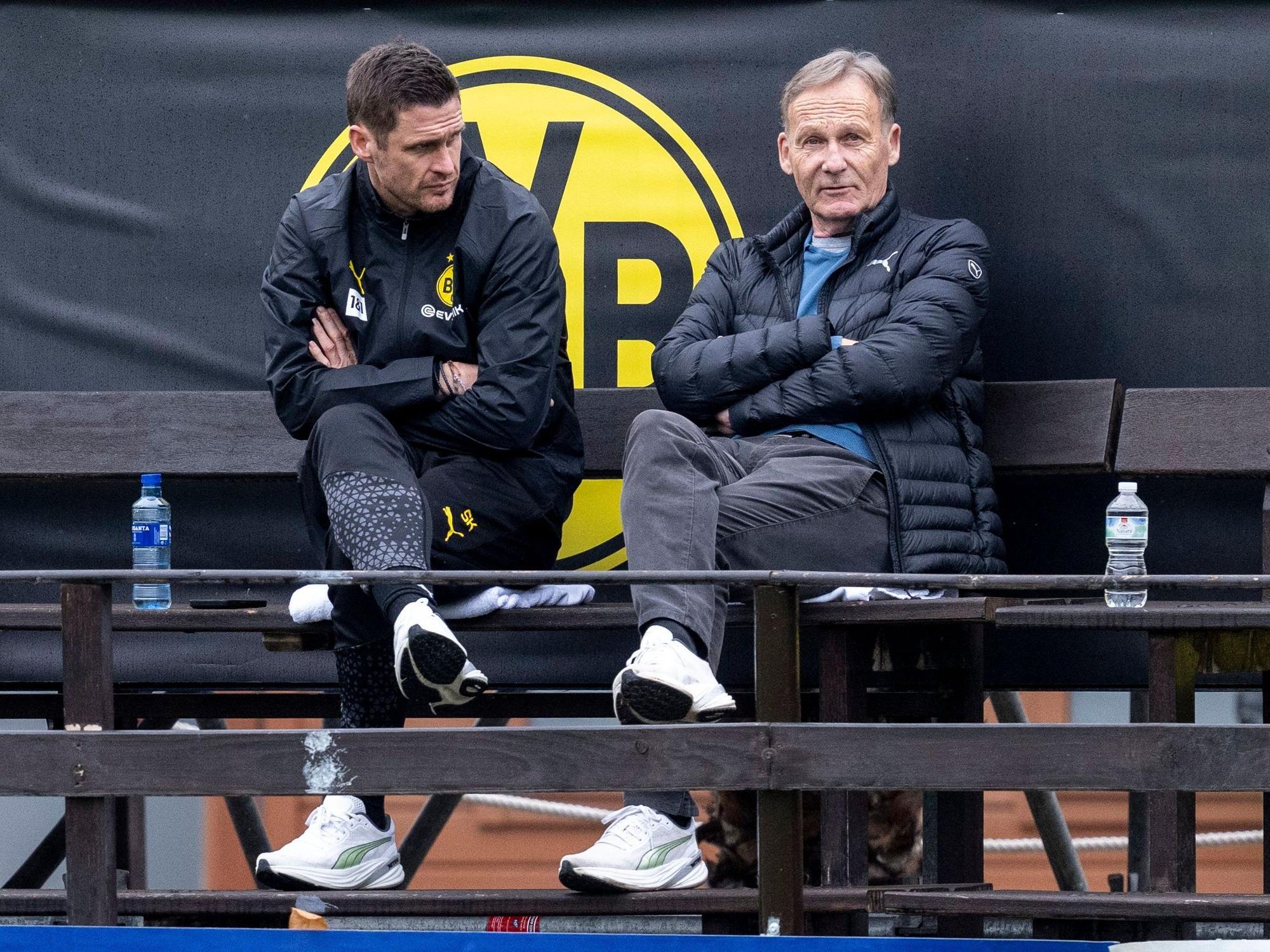 Sportdirektor Sebastian Kehl (l.) und Geschäftsführer Hans Joachim Watzke beobachten das Training.