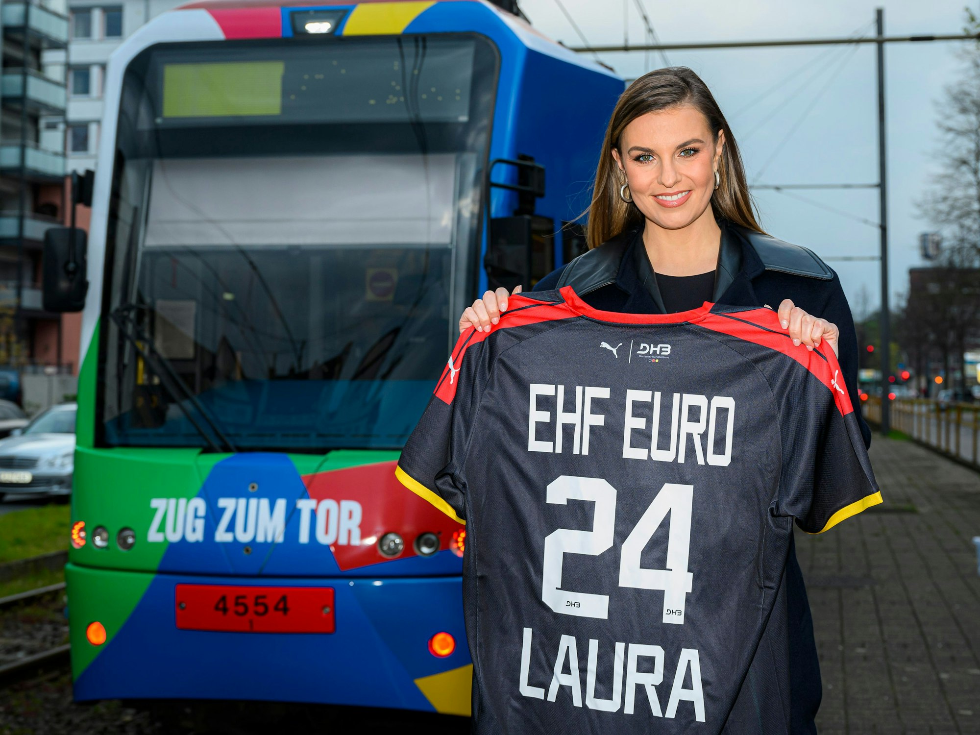 Laura Wontorra vor einer Bahn der KVB.