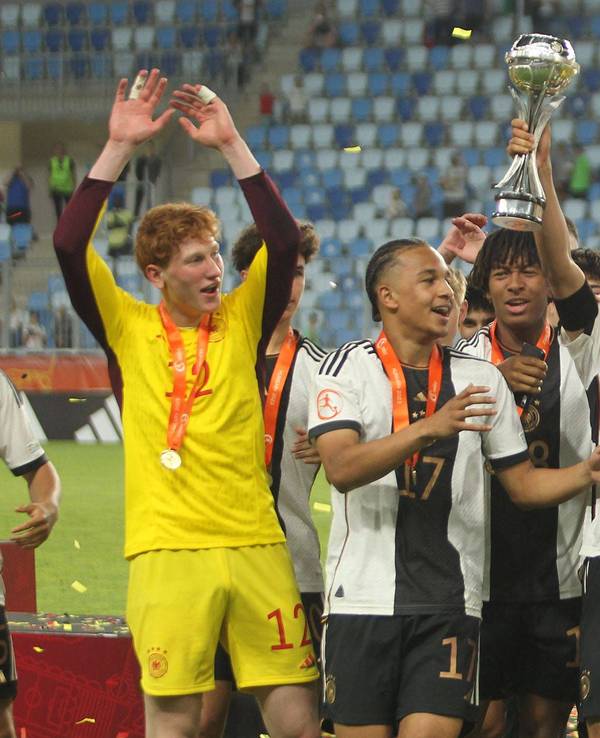 Die U17-Nationalmannschaft feiert nach dem erfolgreichen Finale gegen Frankreich am 2. Juni 2023 den EM-Sieg.
