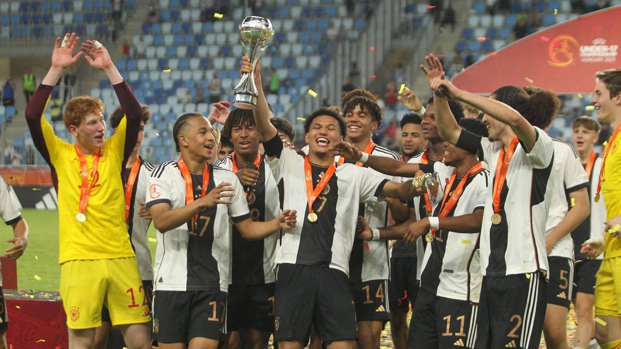 Die U17-Nationalmannschaft feiert nach dem erfolgreichen Finale gegen Frankreich am 2. Juni 2023 den EM-Sieg.