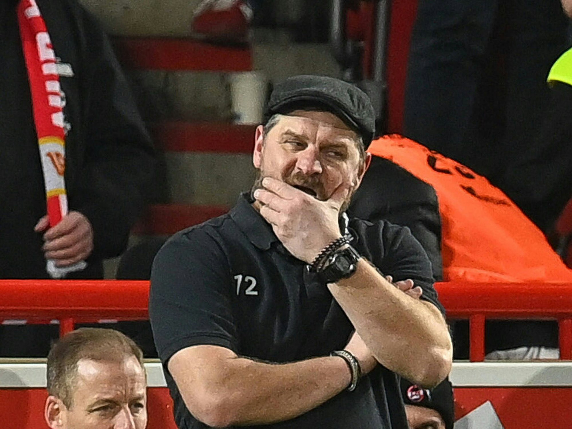 Trainer Steffen Baumgart (damals 1. FC Köln) am Spielfeldrand in Berlin.