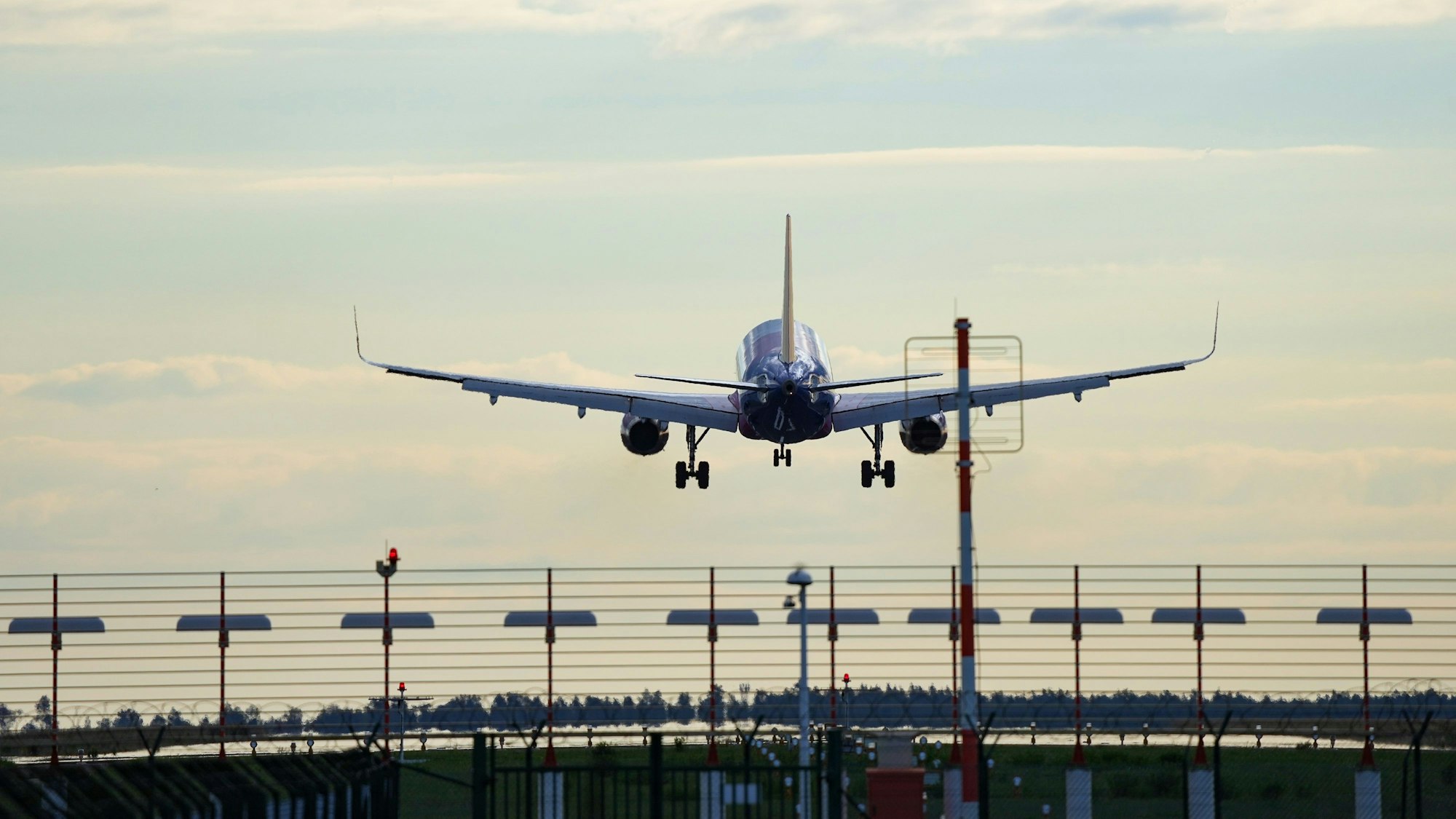 Ein Verkehrsflugzeug ist im Landeanflug auf einen Flughafen.