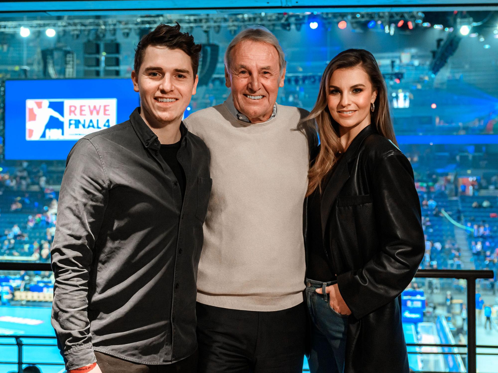 Marcel, Jörg und Laura Wontorra in der Lanxess-Arena.