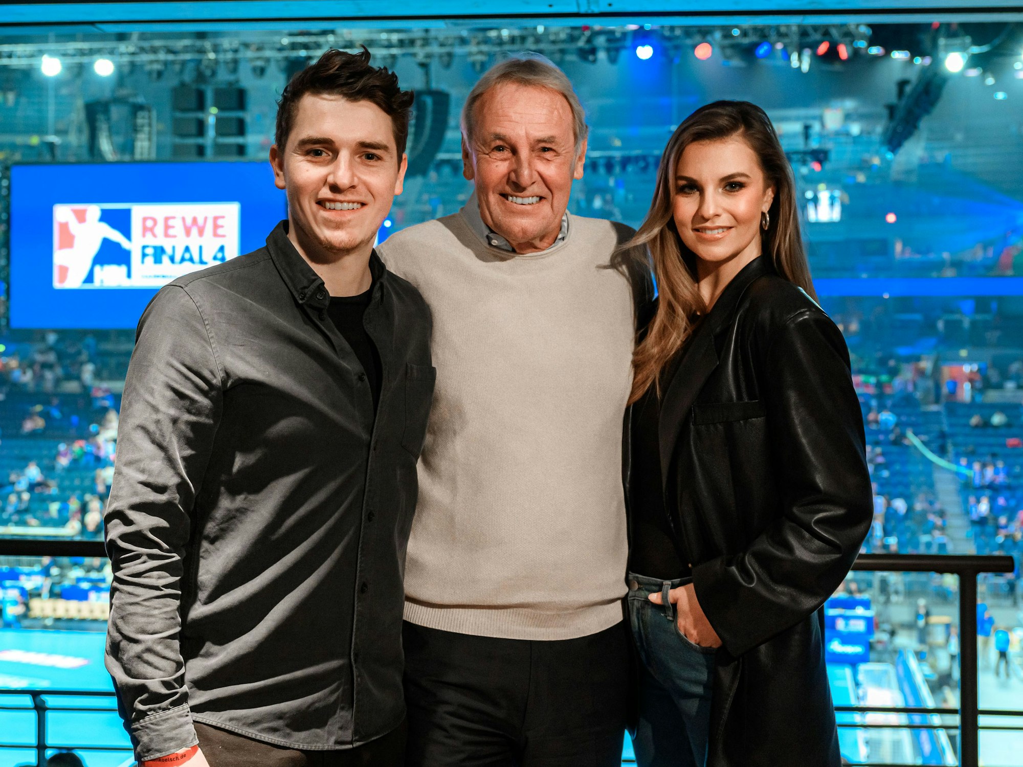 Marcel, Jörg und Laura Wontorra in der Lanxess-Arena.