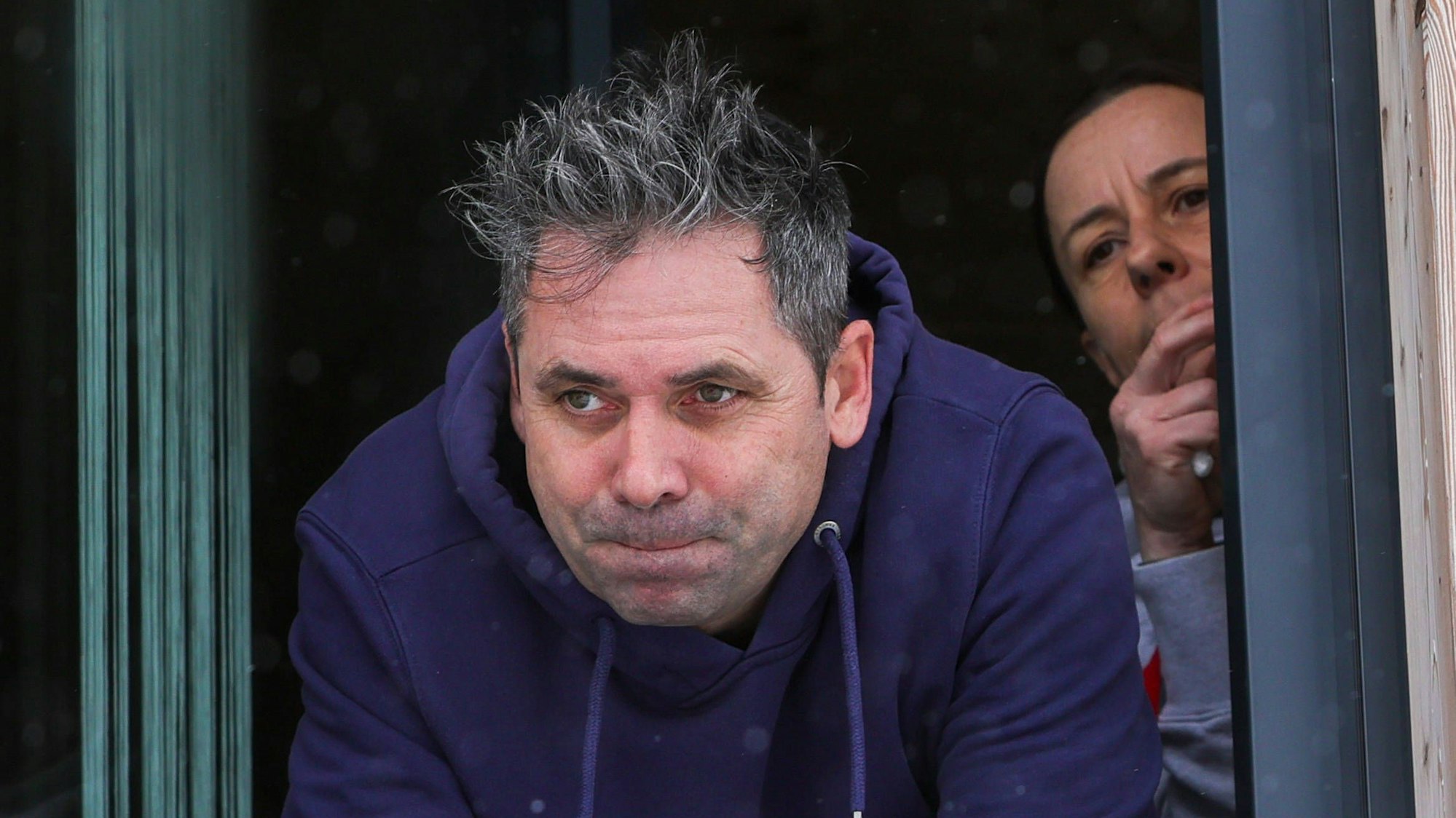 Johannes Keferböck verfolgt das Schicksal seines Wagens mit verkniffener Miene.