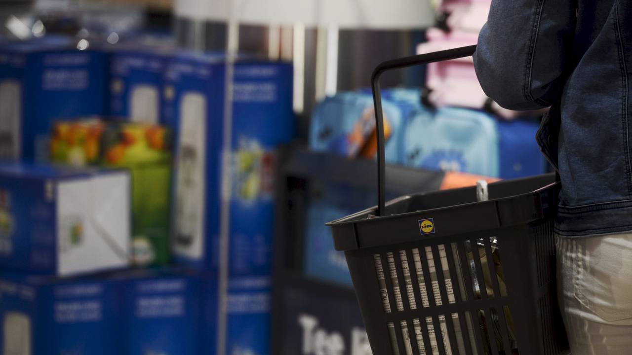 Ein Kunde trägt einen Einkaufskorb in einer Lidl-Filiale.