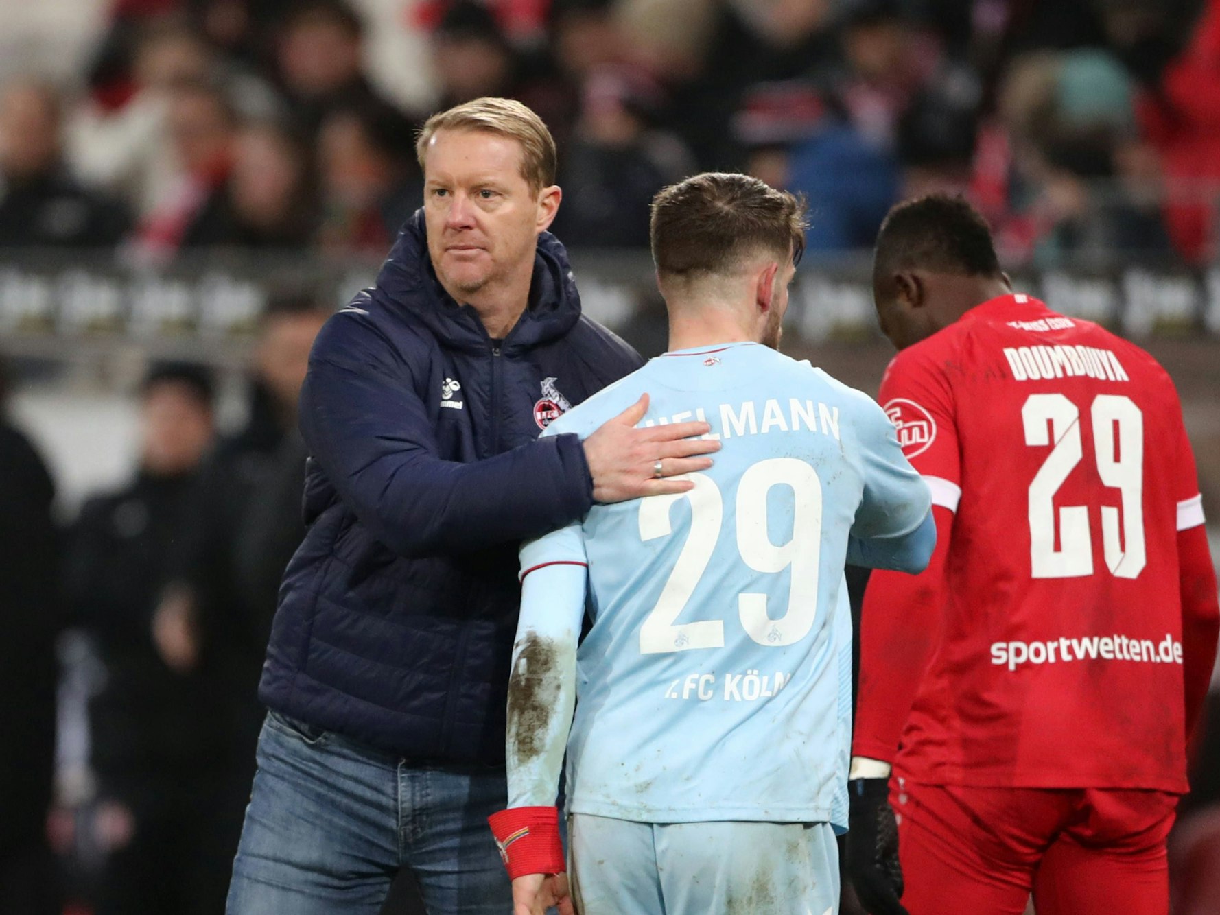 Timo Schultz klopft Jan Thielmann auf den Rücken.