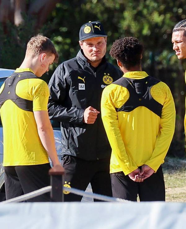 Edin Terzic spricht mit den BVB-Talenten Cole Campbell, Kjell Waetjen und Paris Brunner.