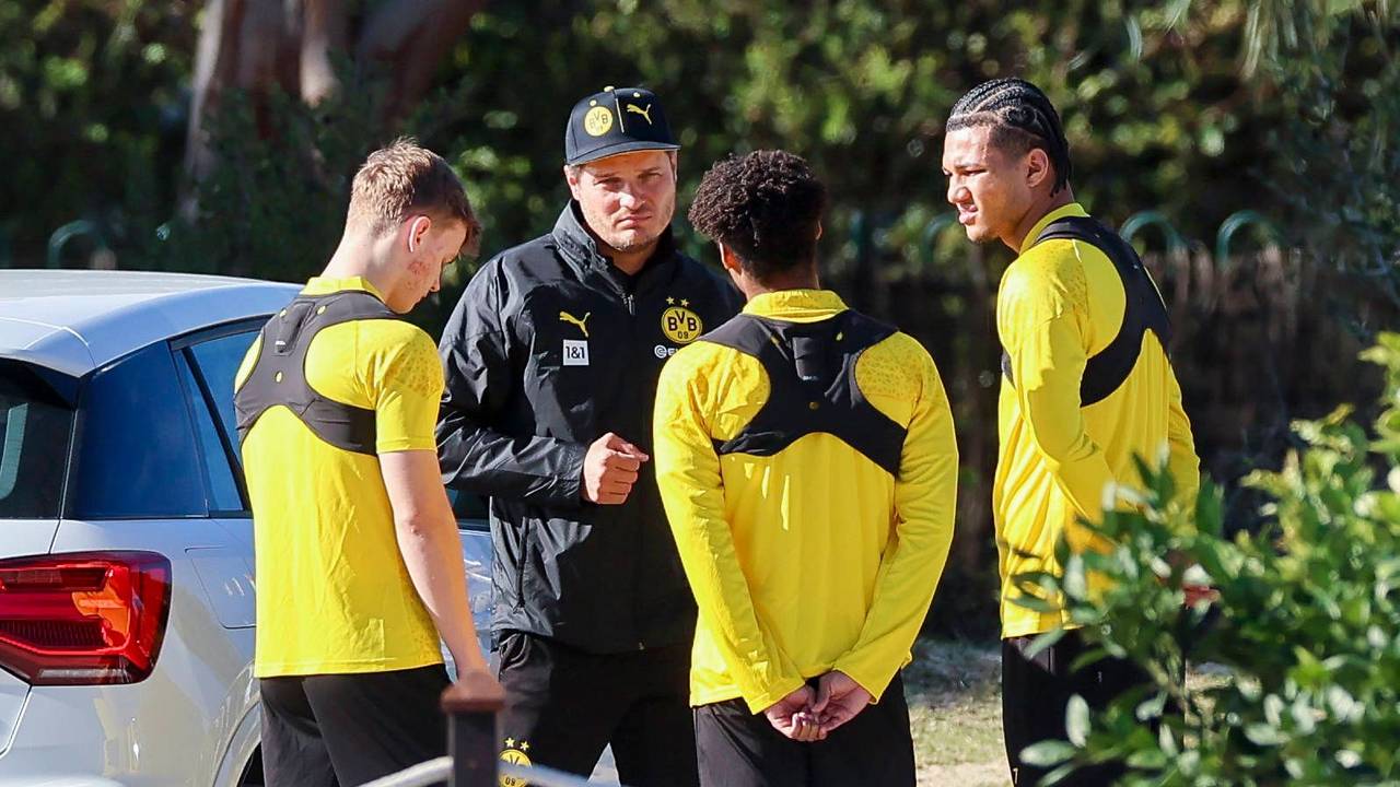 Edin Terzic spricht mit den BVB-Talenten Cole Campbell, Kjell Waetjen und Paris Brunner.