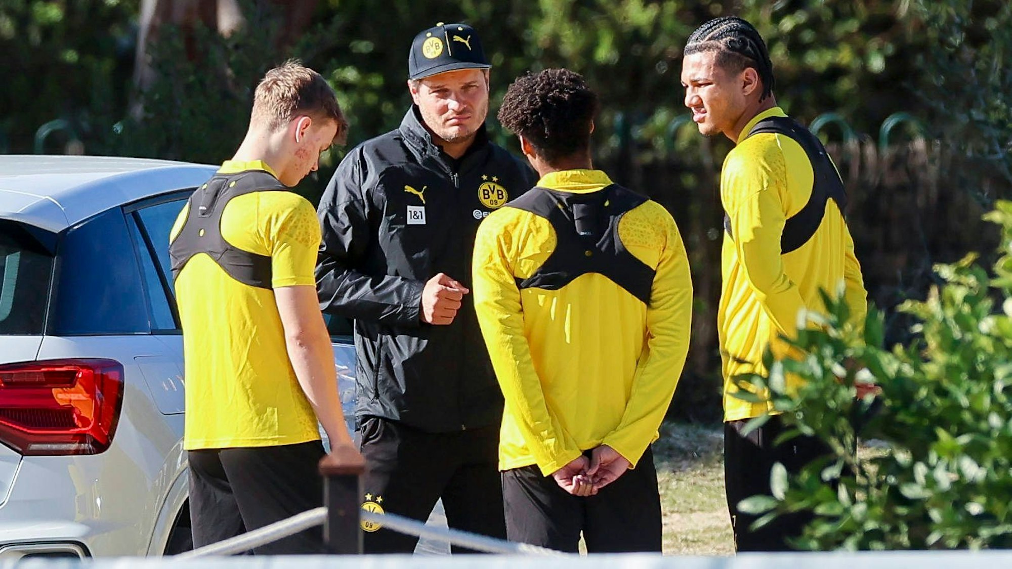 Edin Terzic spricht mit den BVB-Talenten Cole Campbell, Kjell Waetjen und Paris Brunner.
