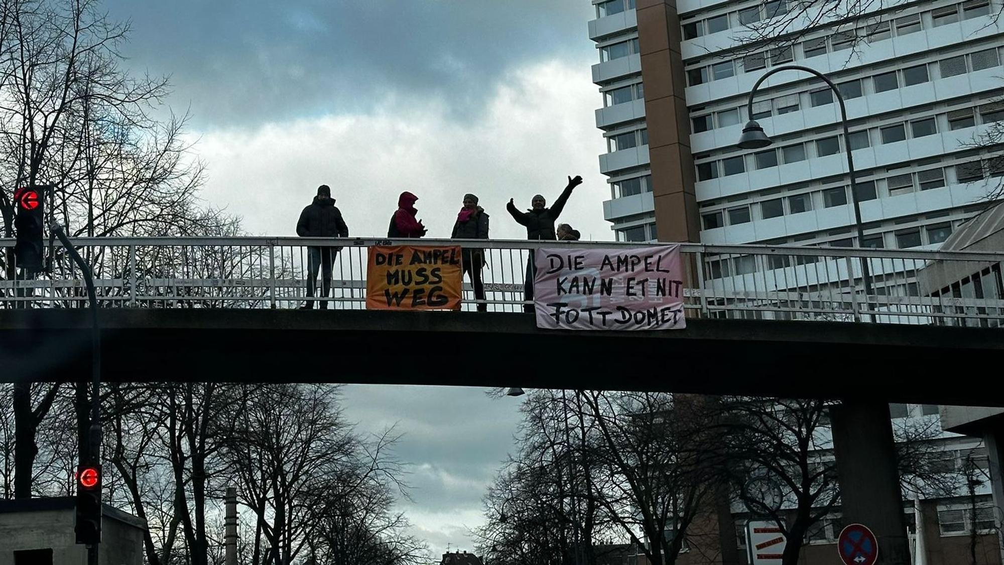 An der Brücke am Amtsgericht werden die Bauern-Proteste mit einem Plakat empfangen.
