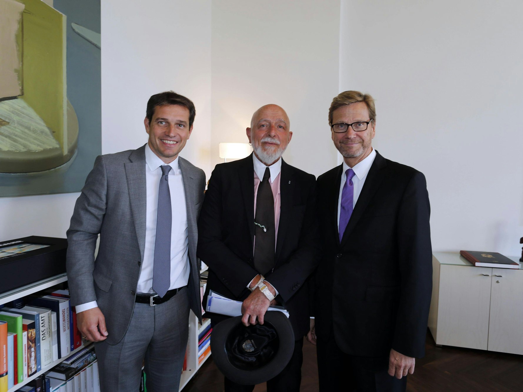 Guido Westerwelle und Michael Mronz im Sommer 2014 mit Markus Lüpertz bei der Eröffnung der Westerwelle Foundation in Berlin.