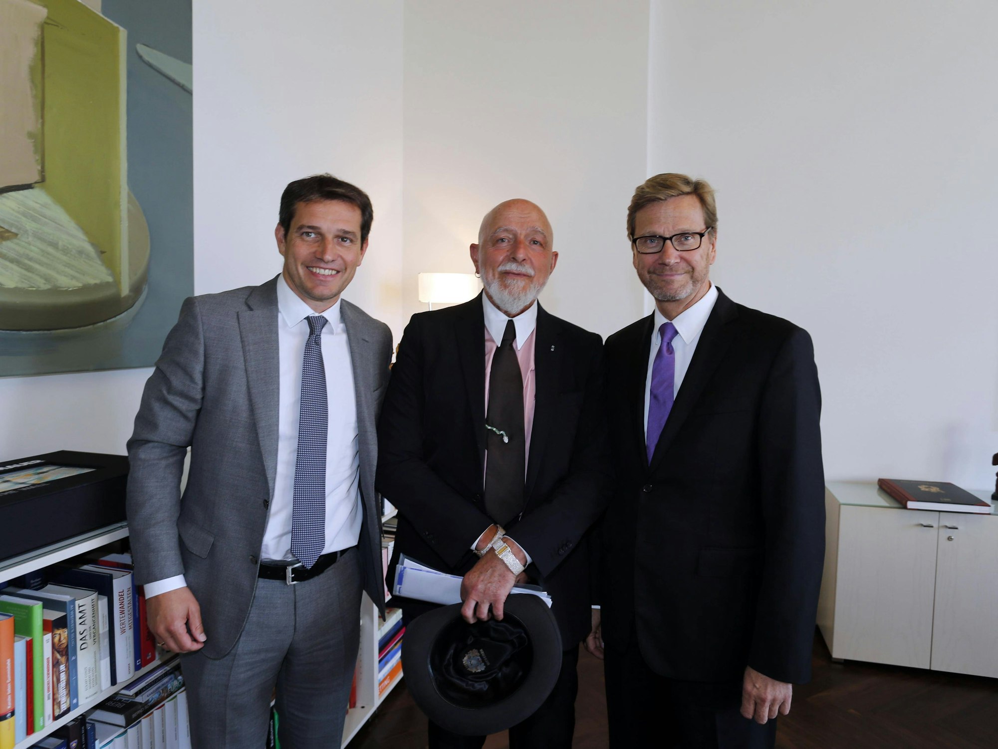 Guido Westerwelle und Michael Mronz im Sommer 2014 mit Markus Lüpertz bei der Eröffnung der Westerwelle Foundation in Berlin.
