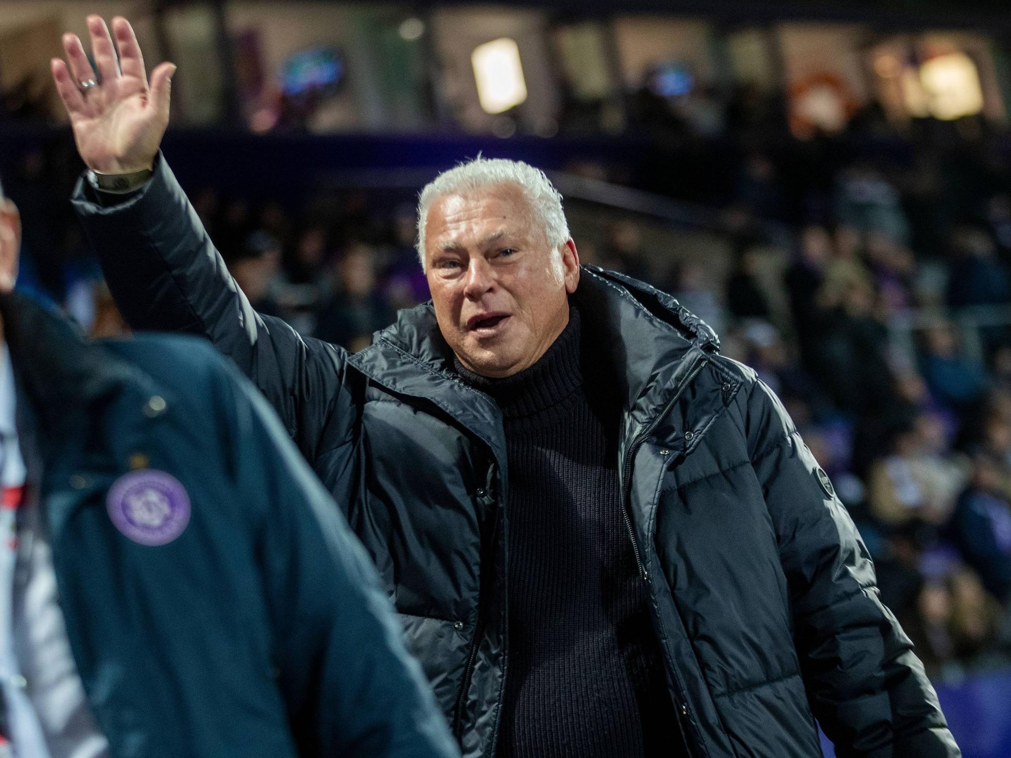 Toni Polster winkt seinen Fans.