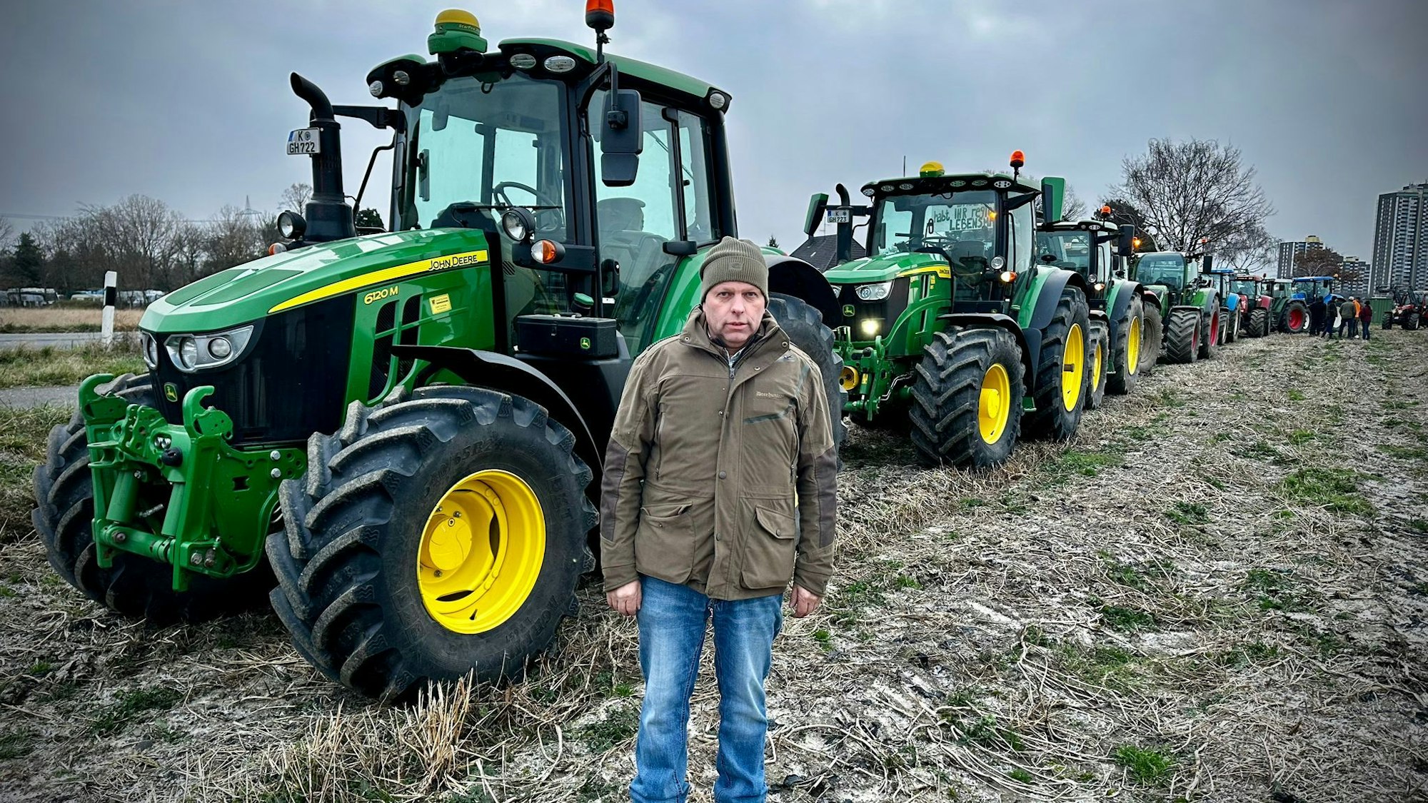 Landwirt Günter Hecker steht vor seinem Traktor vor dem Start der großen Protestaktion in Köln.