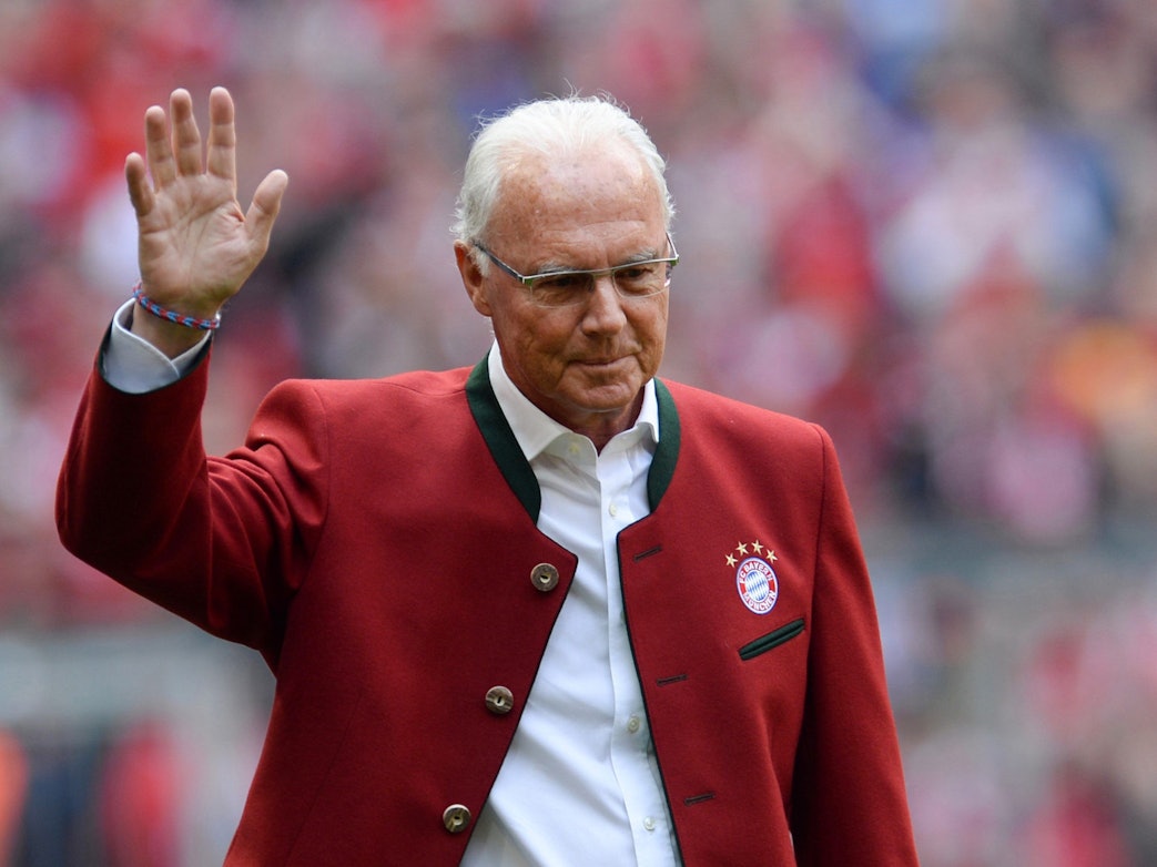 Ehrenpräsident Franz Beckenbauer von München geht während der Präsentation der Meistermannschaften vor Spielbeginn zum Podium und winkt.