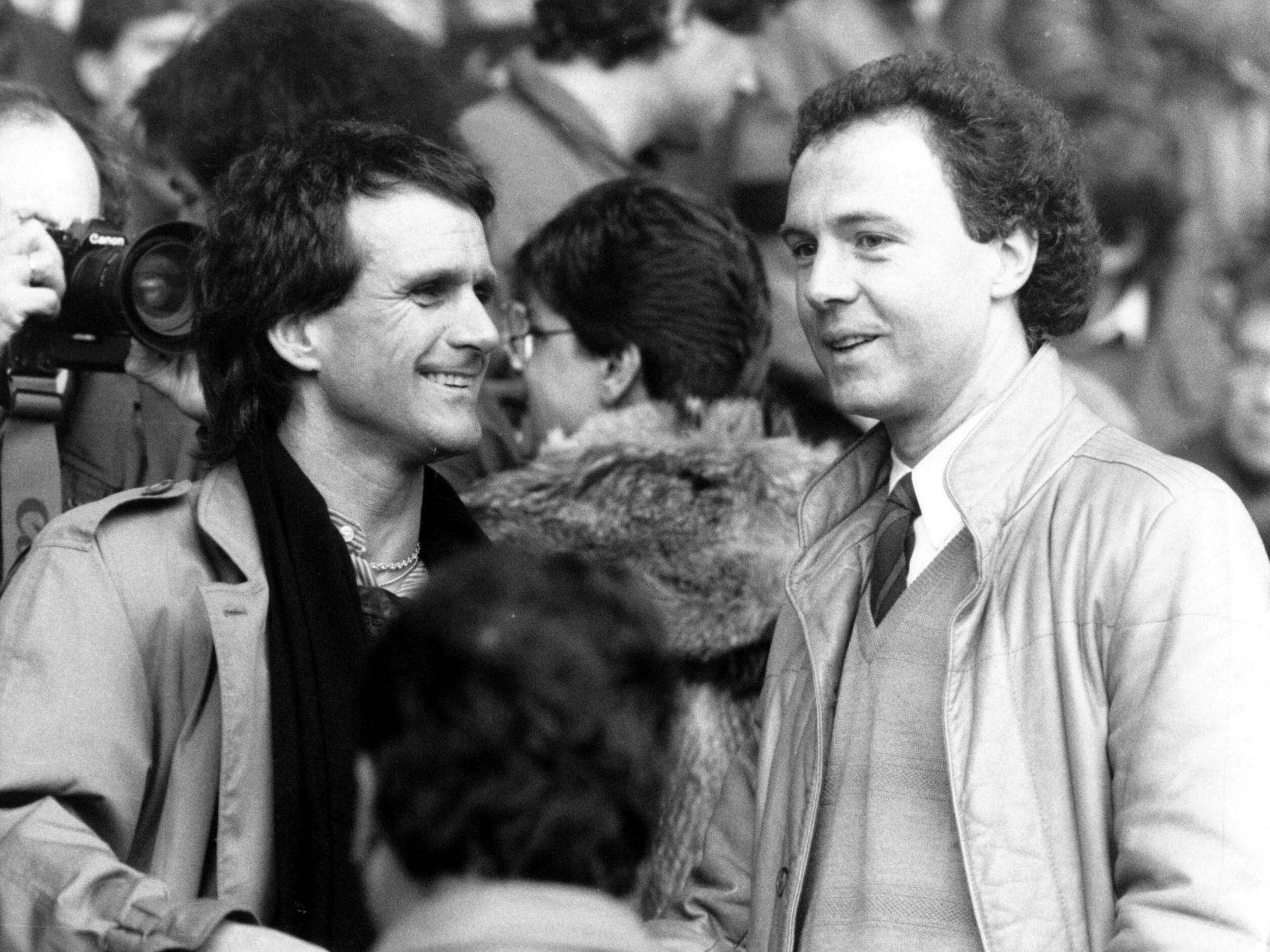 Die verstorbene Fußball-Legende Franz Beckenbauer (r.) gemeinsam mit FC-Spieler Wolfgang Overath am 9. März 1985.