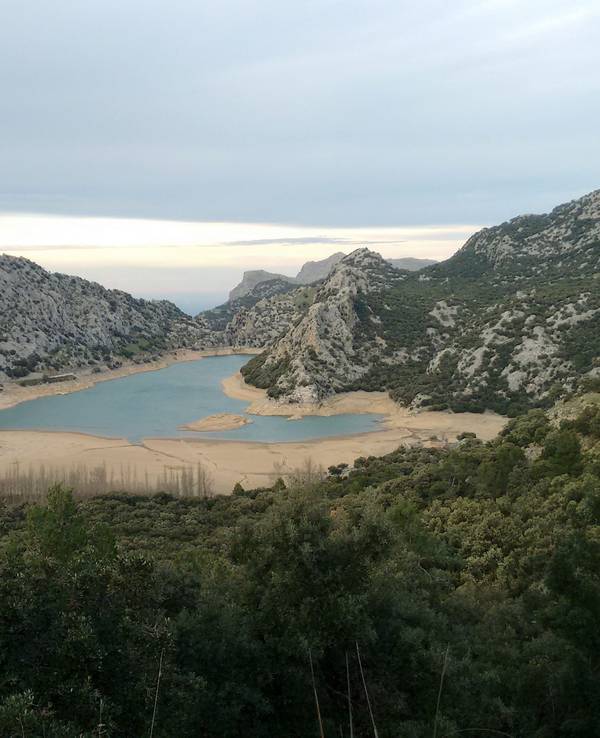 Der Stausee Gorg Blau auf Mallorca mit niedrigem Wasserstand.