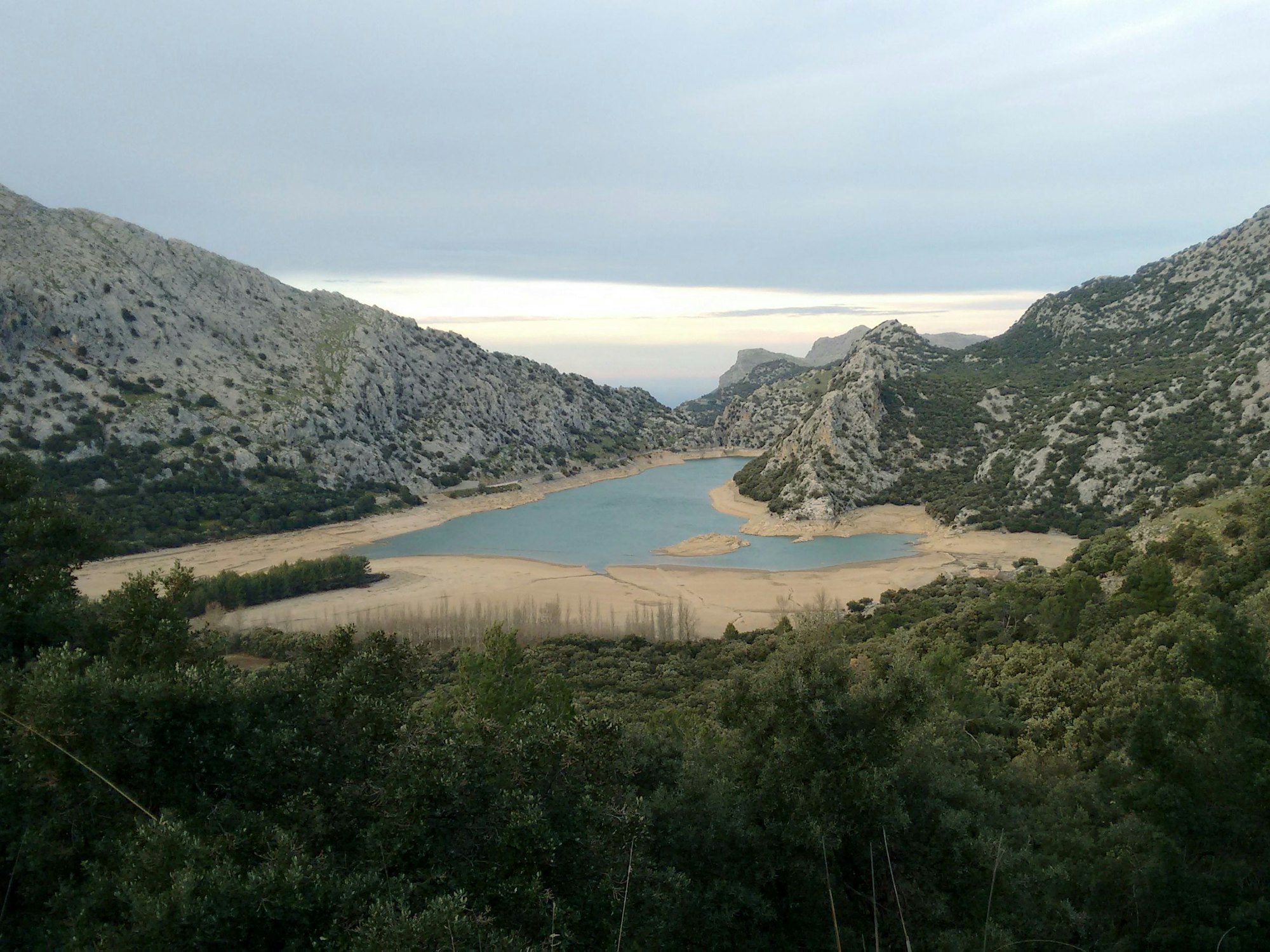 Der Stausee Gorg Blau auf Mallorca mit niedrigem Wasserstand.